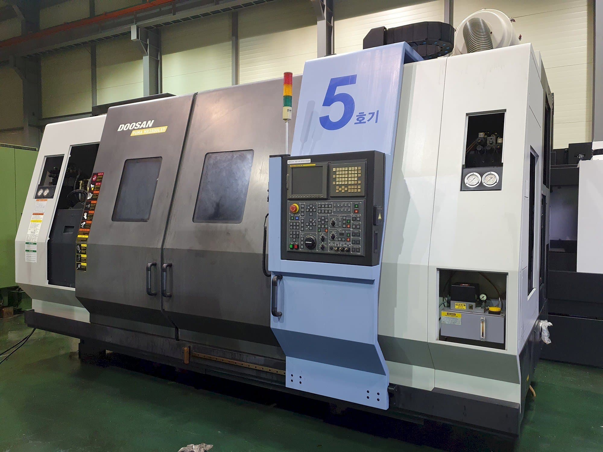 Front view of Doosan Puma MX2500LST machine