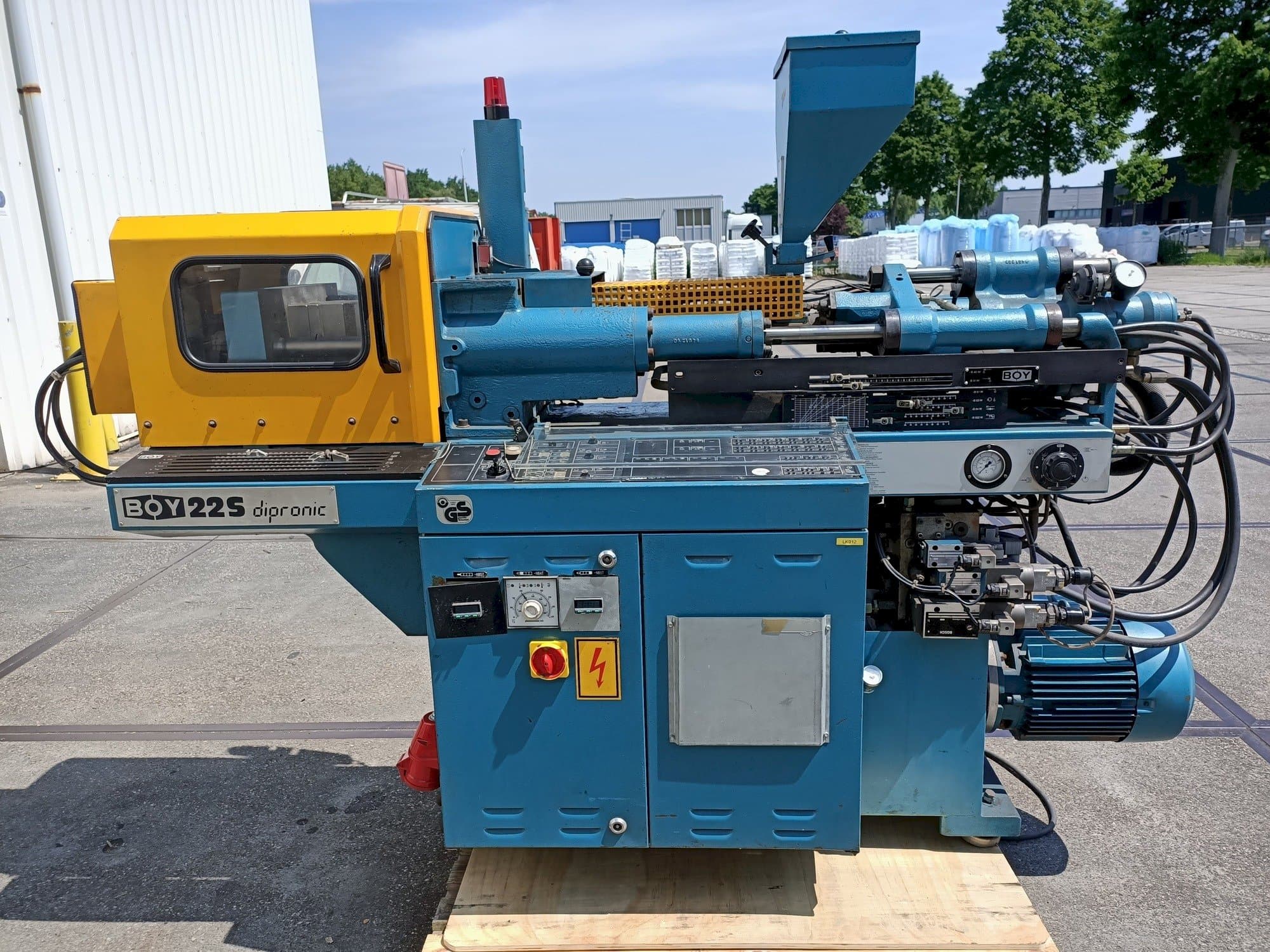 Front view of BOY 22S dipronic machine