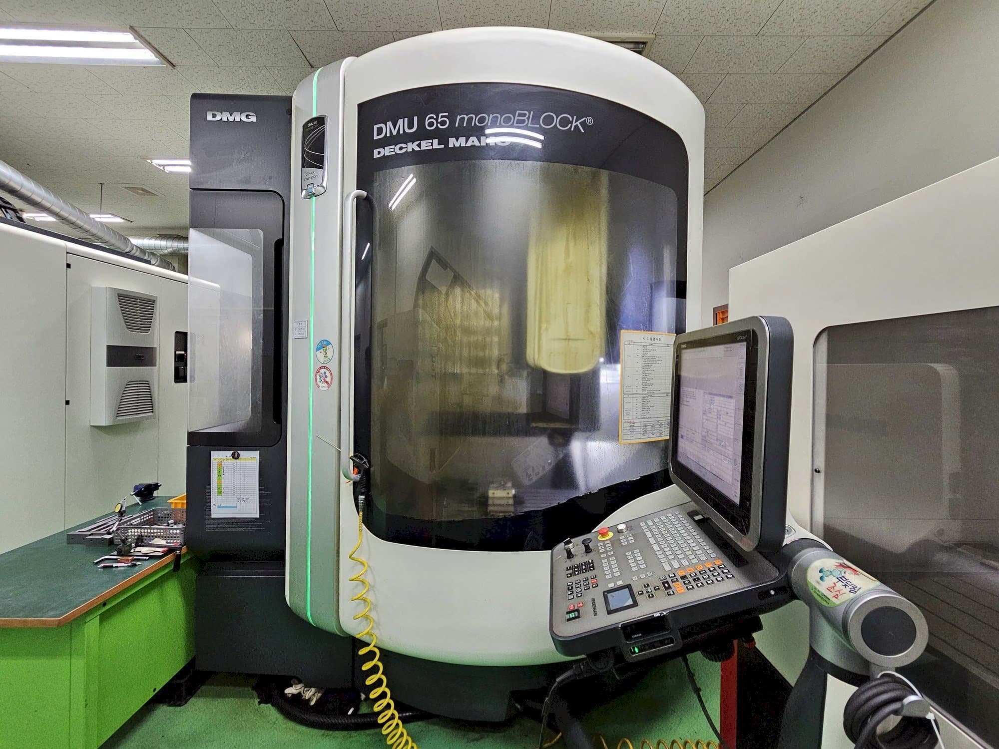 Front view of DECKEL MAHO DMU 65 monoBlock  machine