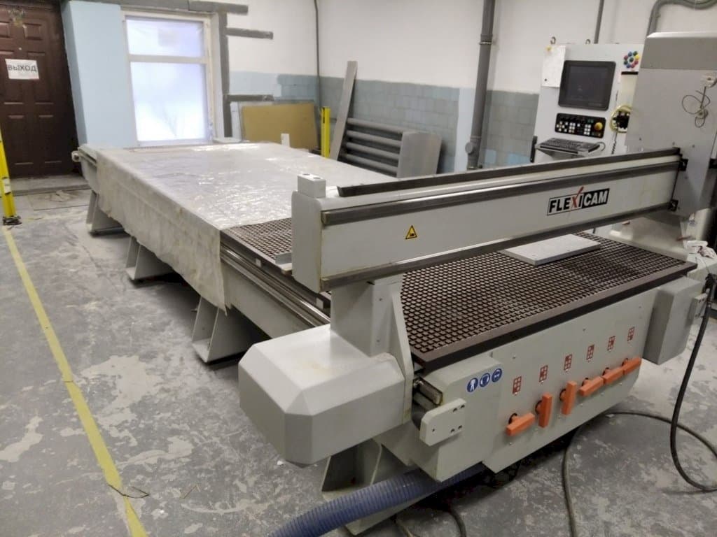 Front view of Becker FLEXICAM 1540 machine