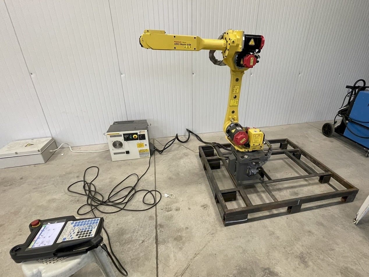 Front view of FANUC Arc mate 0iB machine