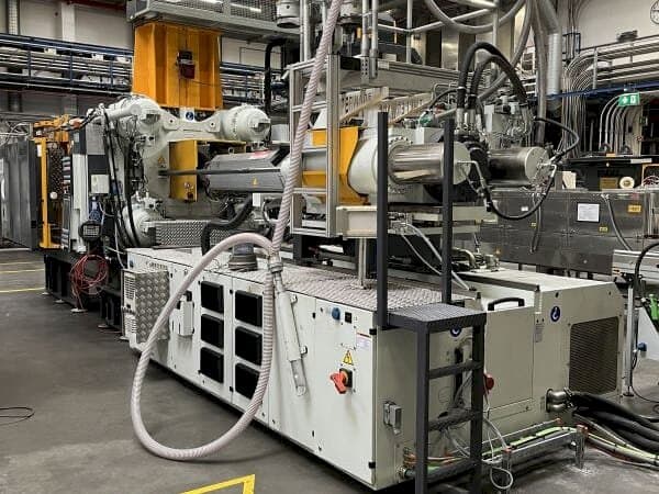 Front view of Engel DUO 4550/650 machine