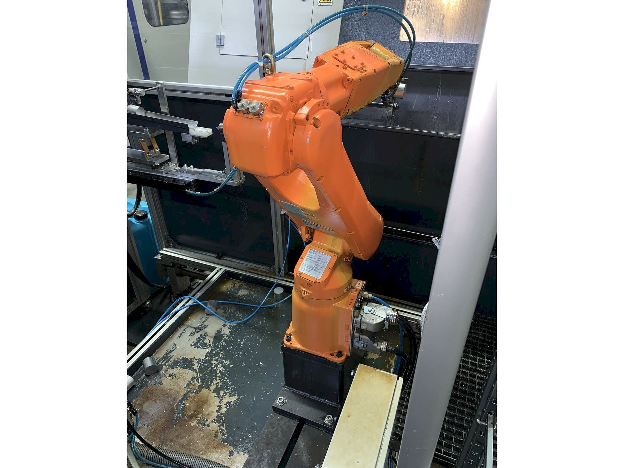 Front view of Yaskawa Motoman YR-MH005LS-A12  machine