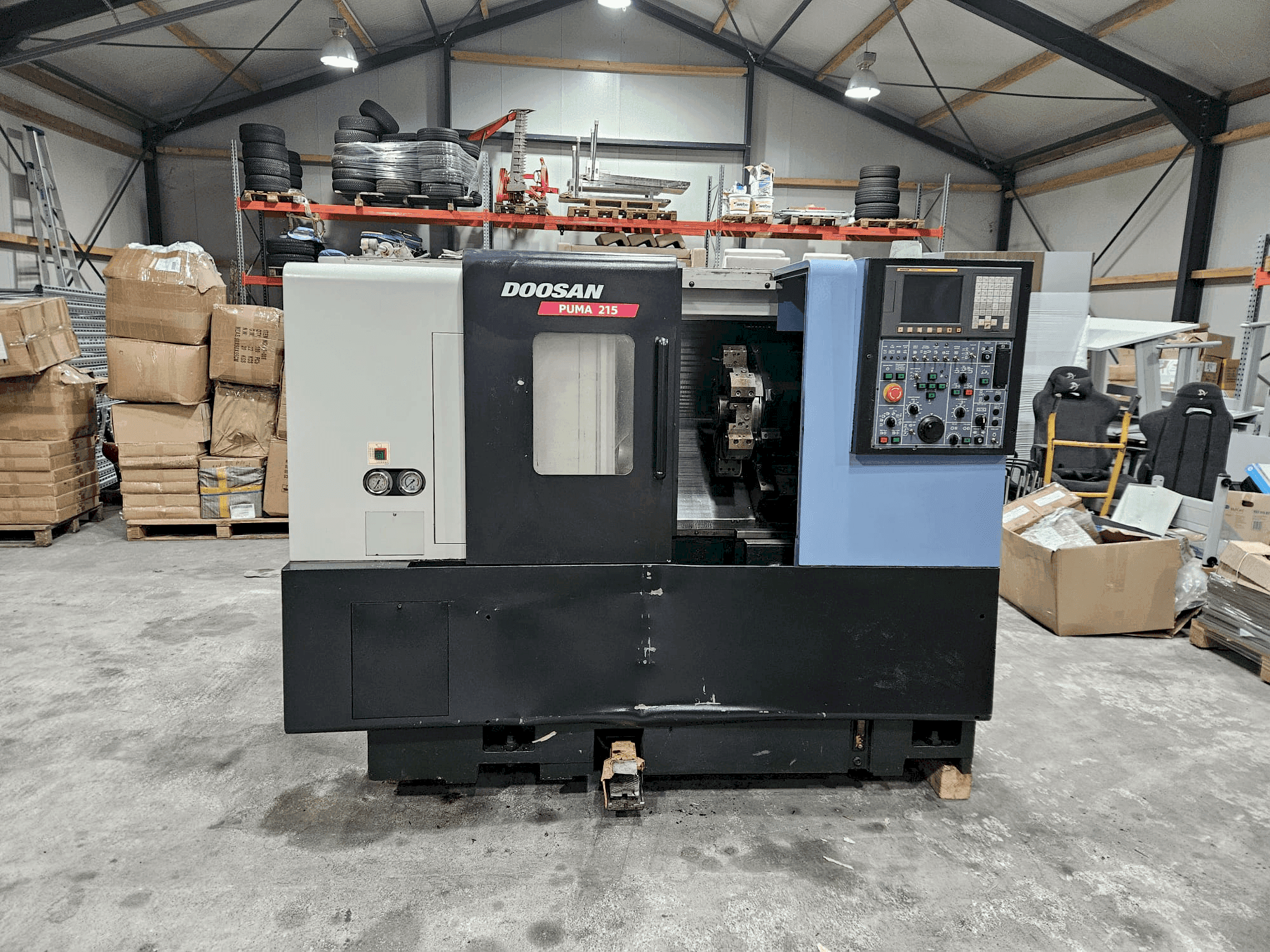 Front view of DOOSAN PUMA 215 machine