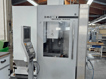Front view of DMG DECKEL MAHO DMC 635V machine