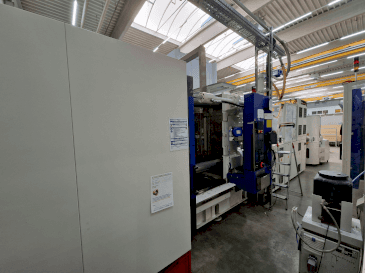 Front view of Engel duo 2400/650 machine