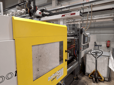 Front view of FANUC Roboshot S300iA machine
