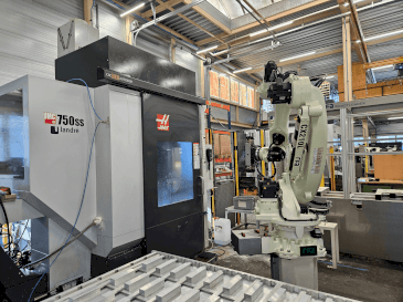 Front view of HAAS UMC-750SS machine
