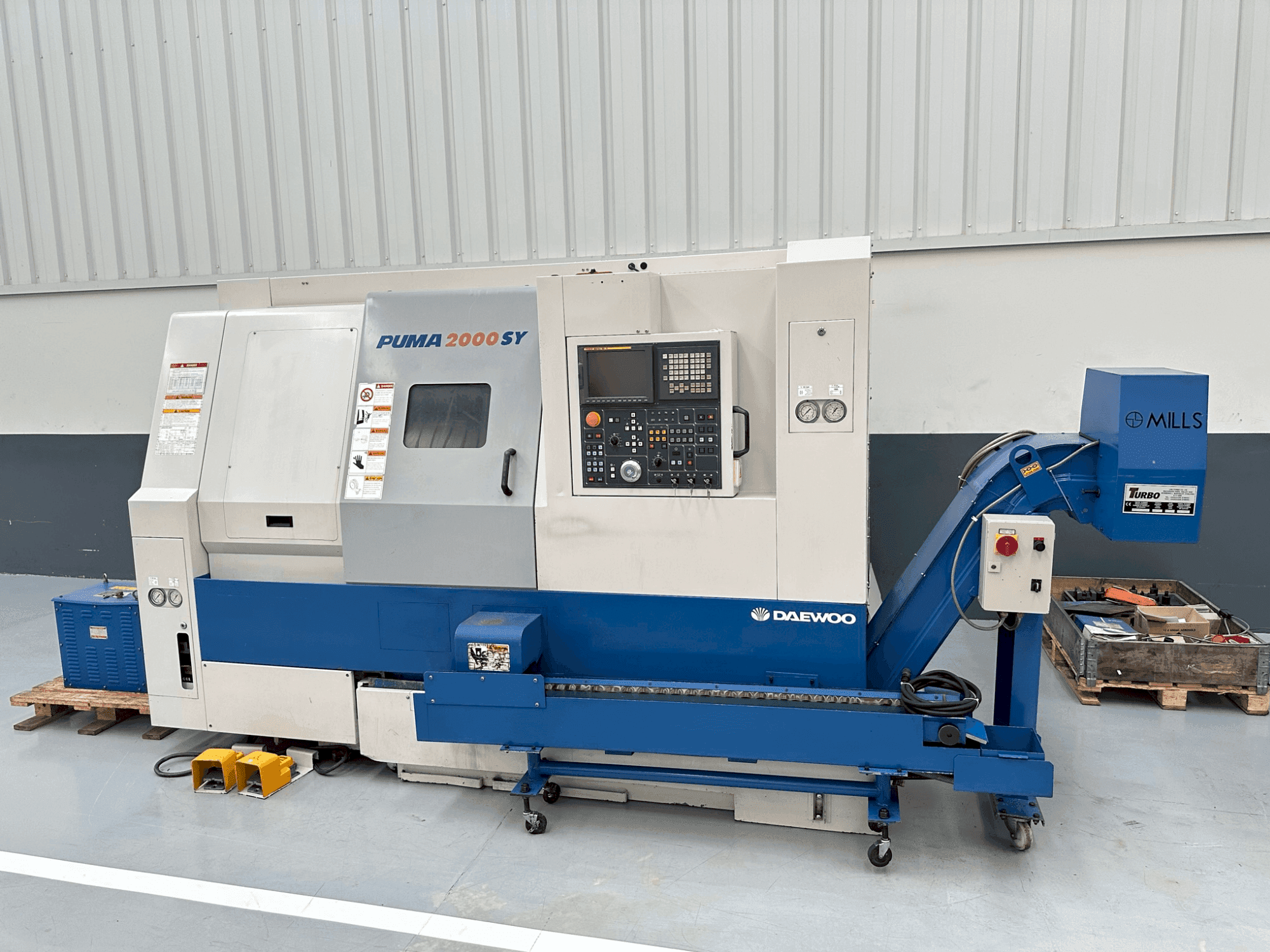 Front view of DAEWOO PUMA 2000 SY machine