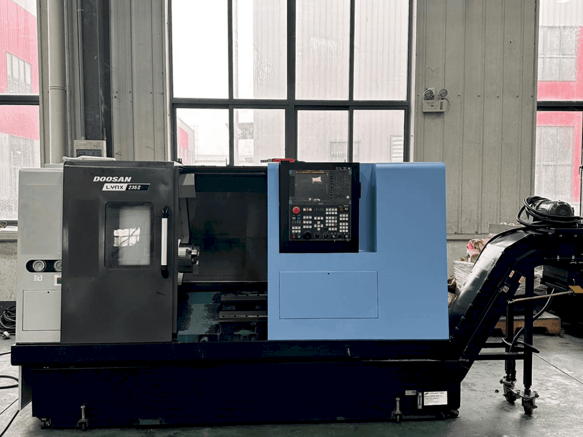 Front view of DOOSAN Lynx 235II machine