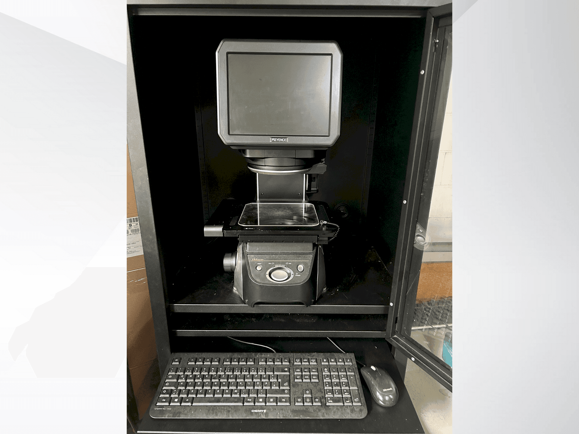 Front view of KEYENCE IM 7020 machine