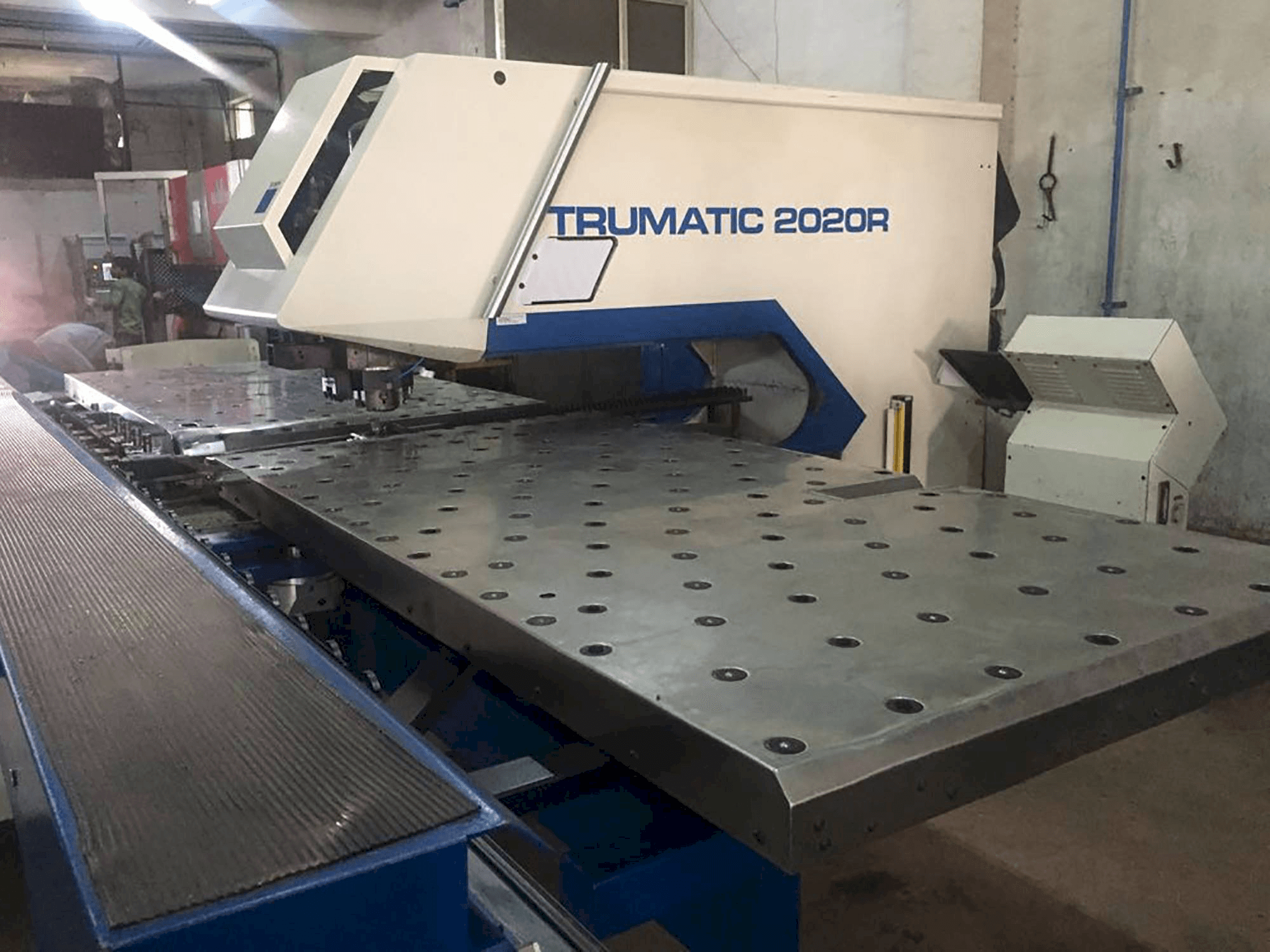 Right view of Trumpf Trumatic 2020R Machine