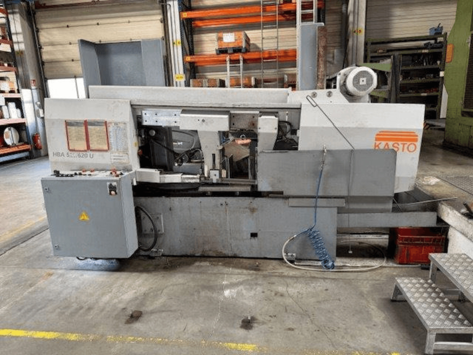 KASTO HBA 520/620 U metal band saw, side view, showcasing control panel and cutting area in a workshop setting.