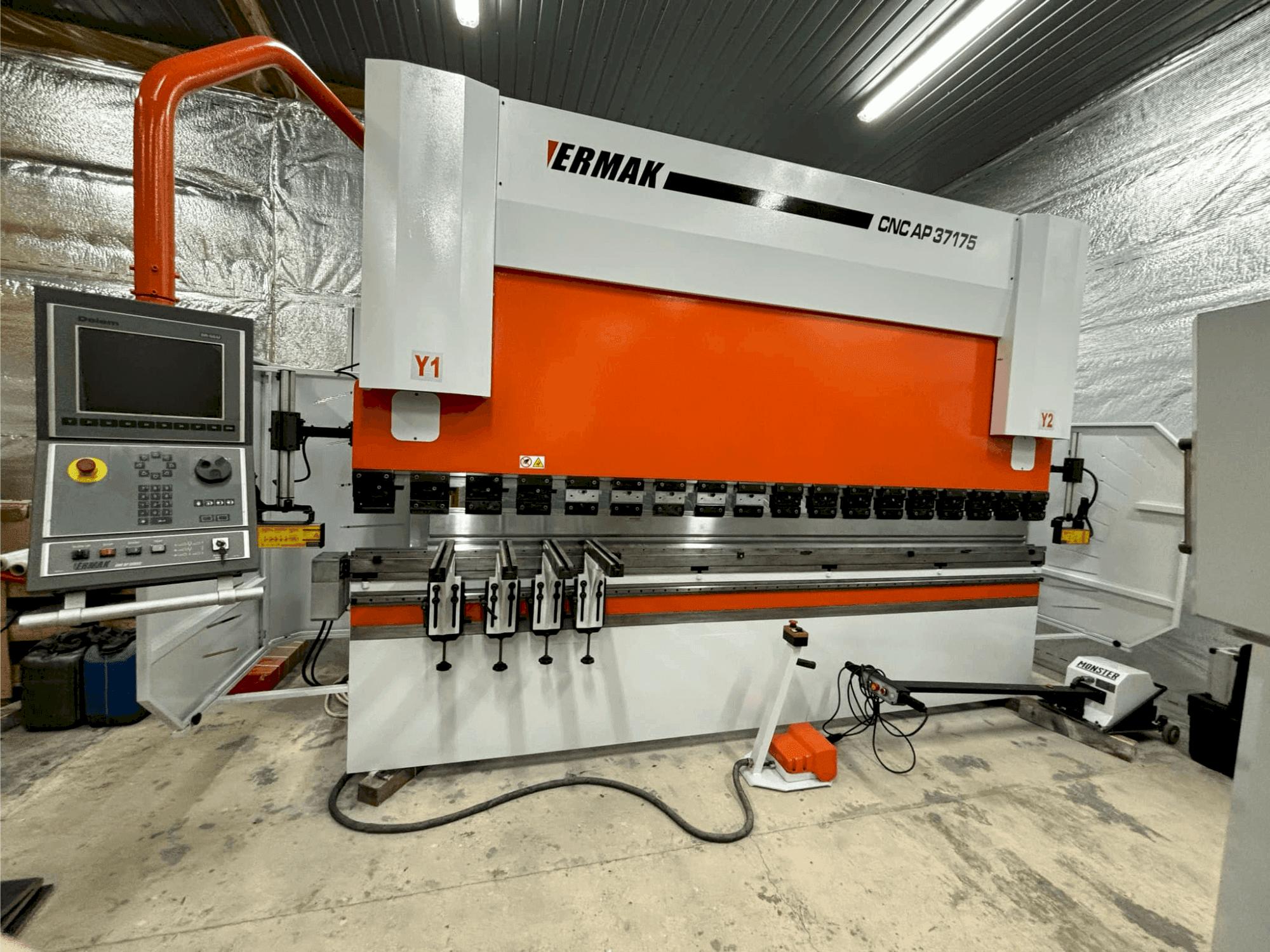 Front view of ERMAKSAN CNC AP 3760X175 machine