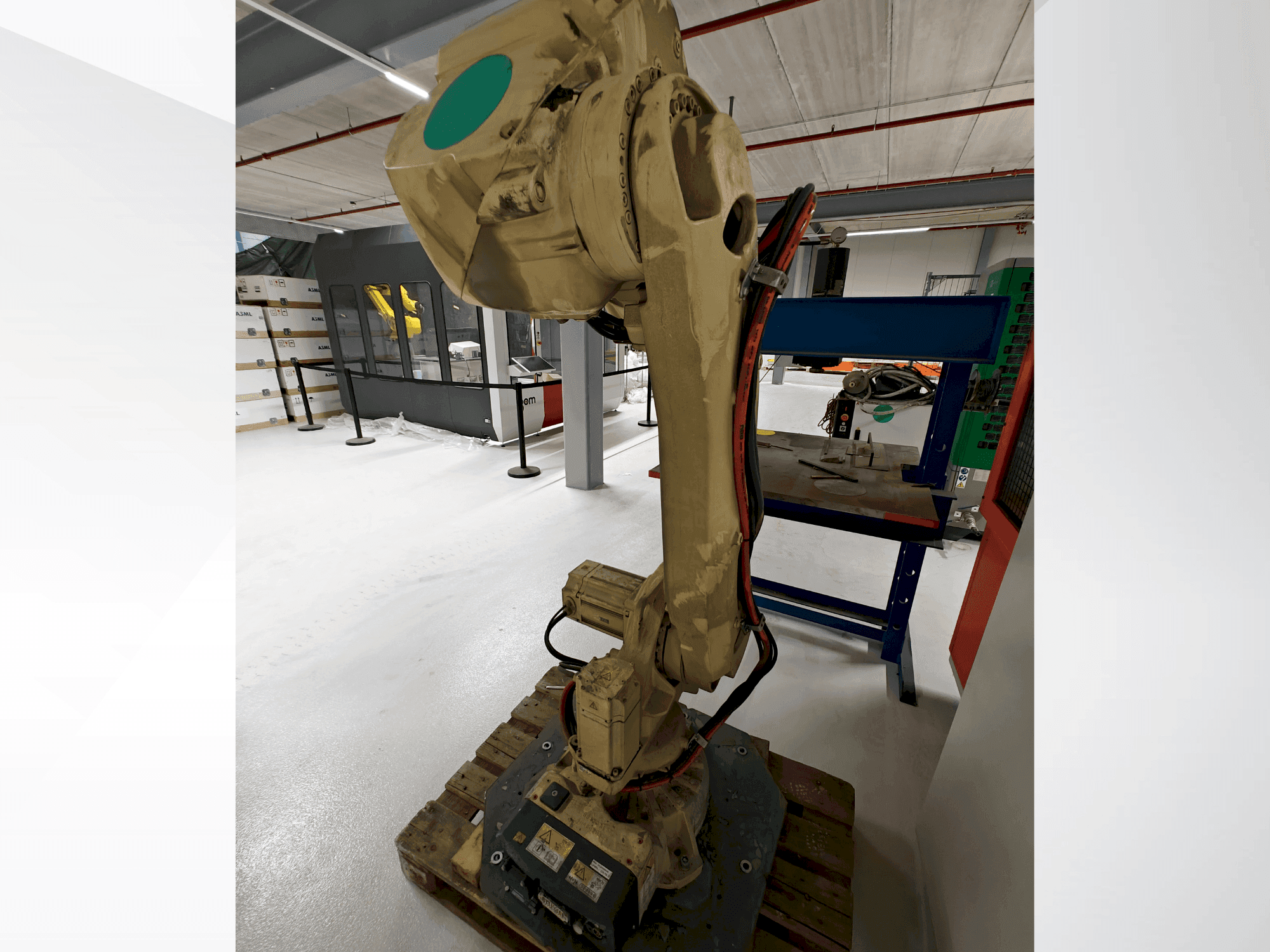 Front view of ABB IRB 4600 M2004 machine