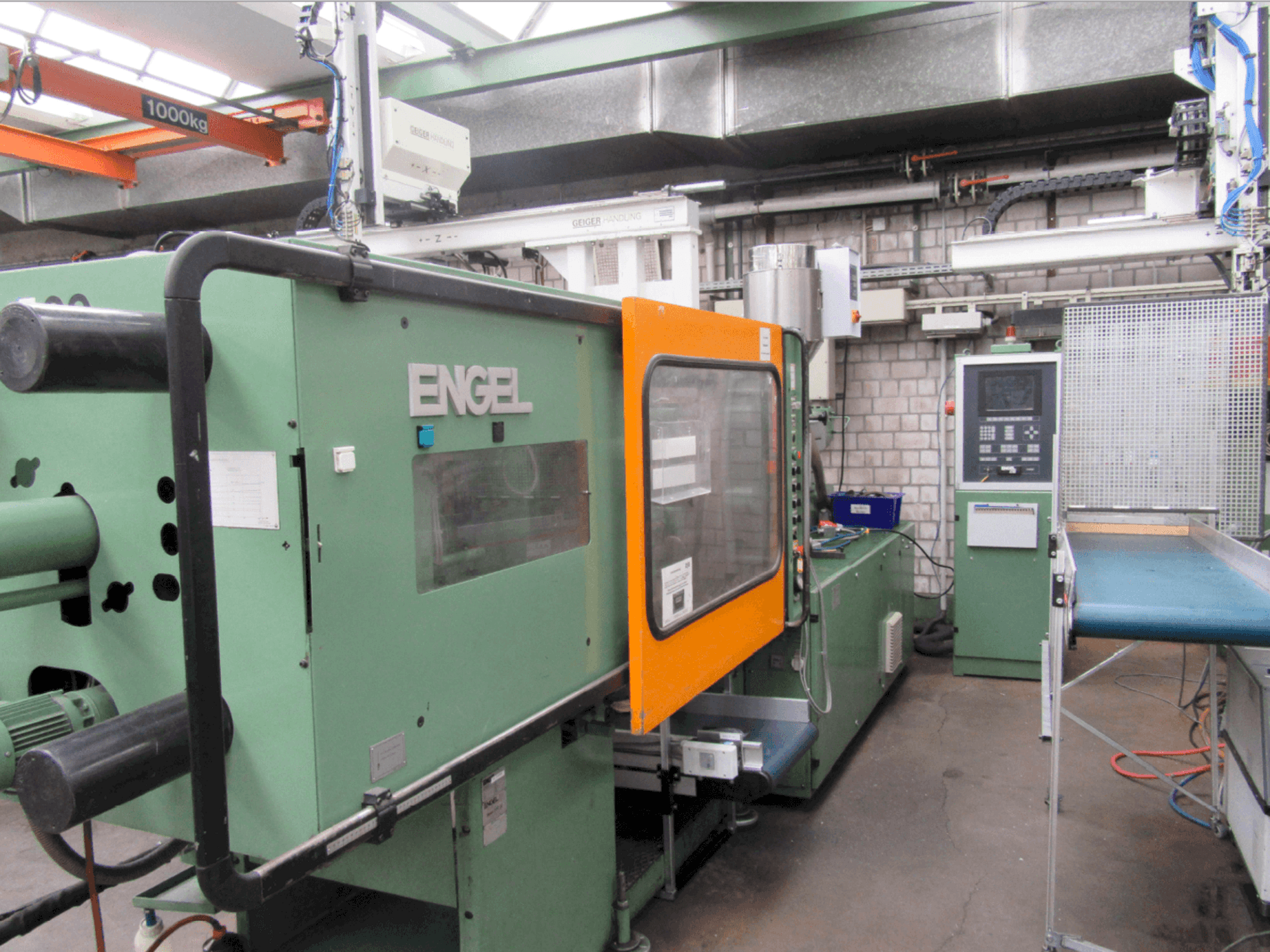 Front view of ENGEL ES 700/200 machine