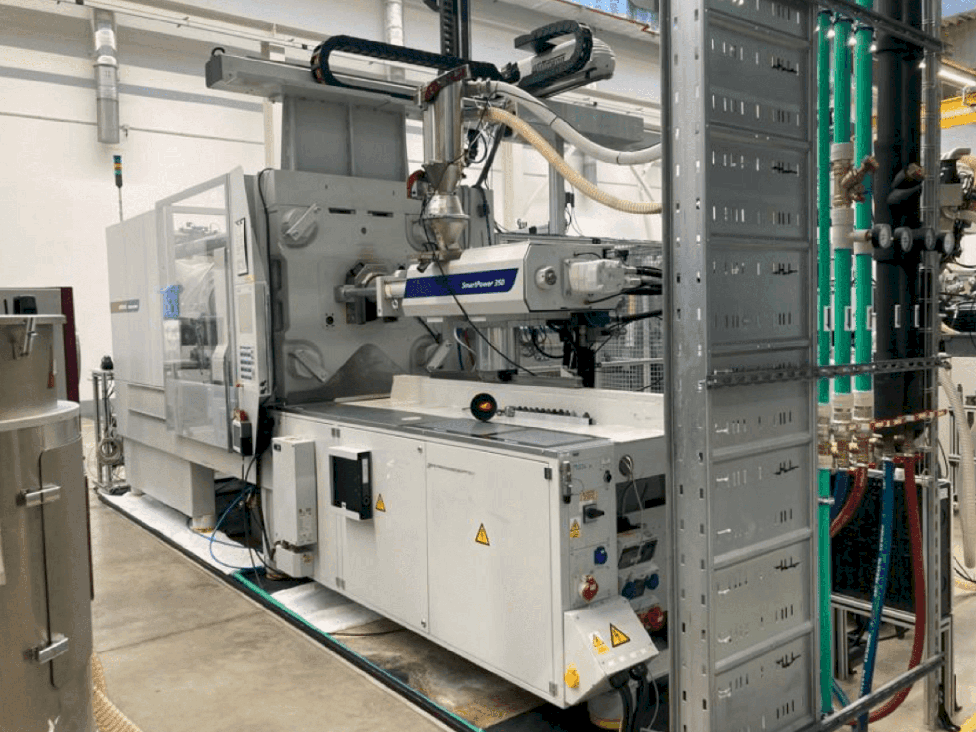 Front view of WITTMANN Battenfeld SmartPower 350/1000 UNILOG BGP machine