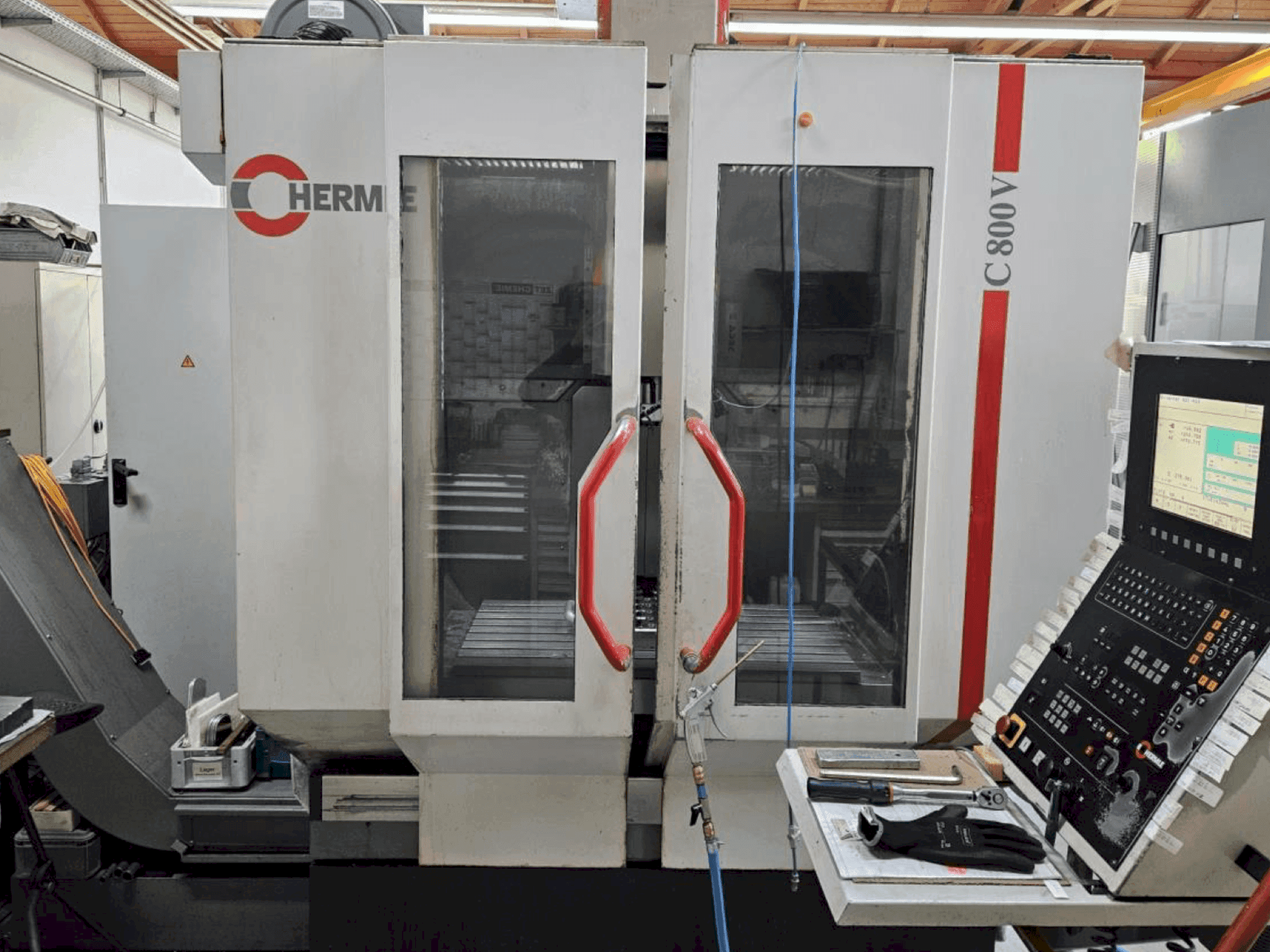 Front view of HERMLE C 800 V machine