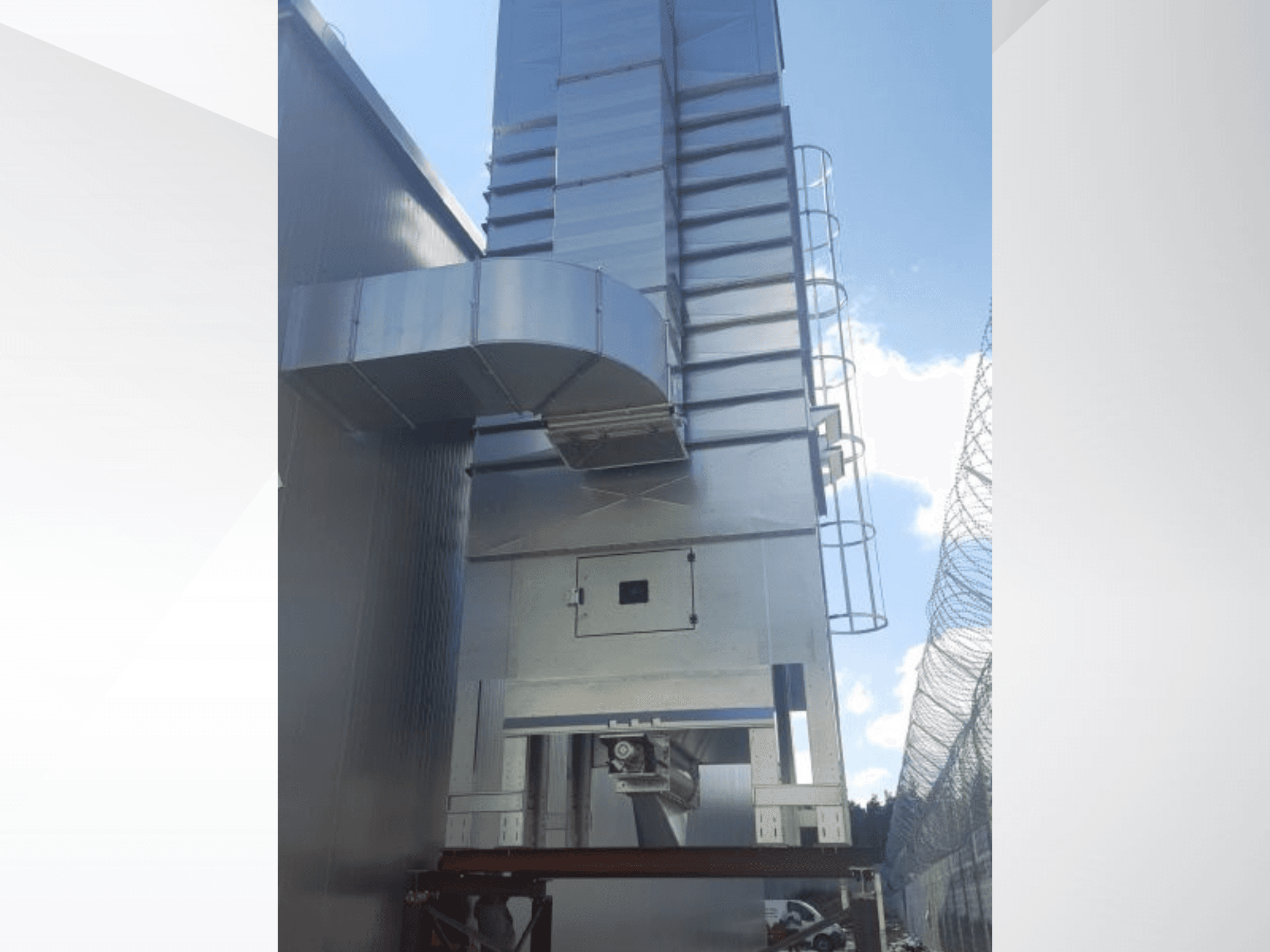 NAWARA RUBIN 2030 wood machine, side view showing metallic structure and ducts against a blue sky.