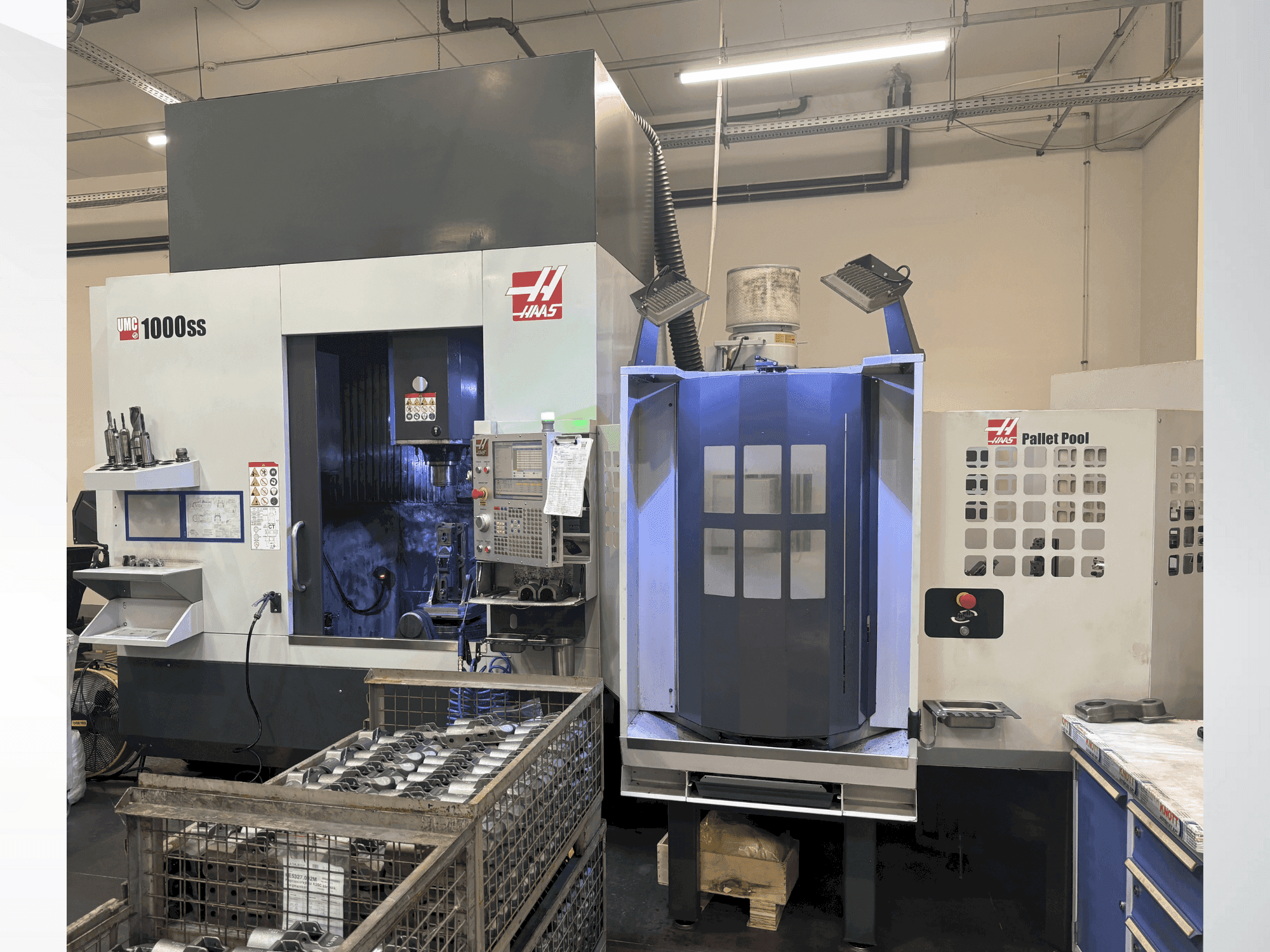 Front view of HAAS UMC-1000SS machine