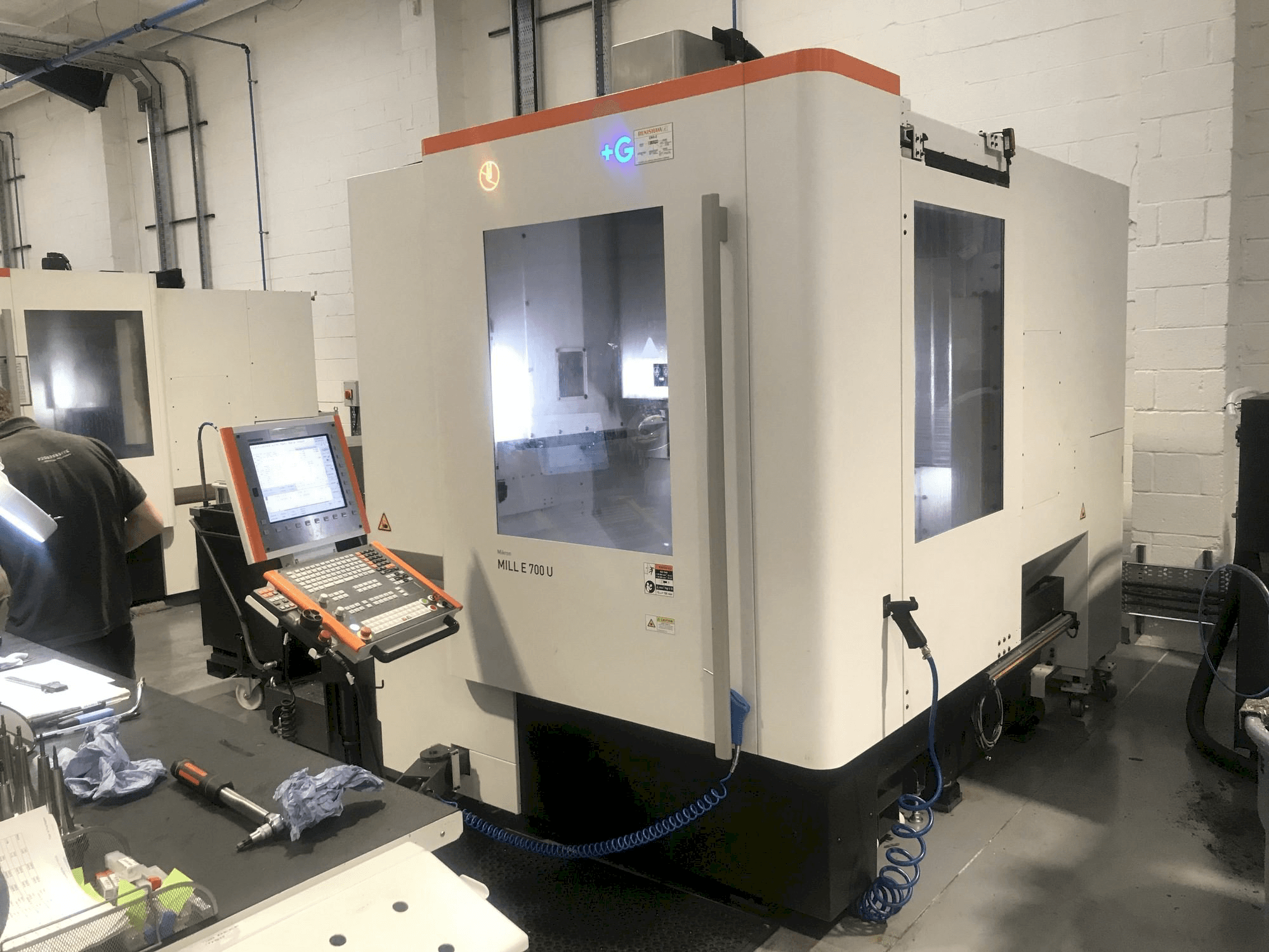 Front view of MIKRON Mill E 700 U machine