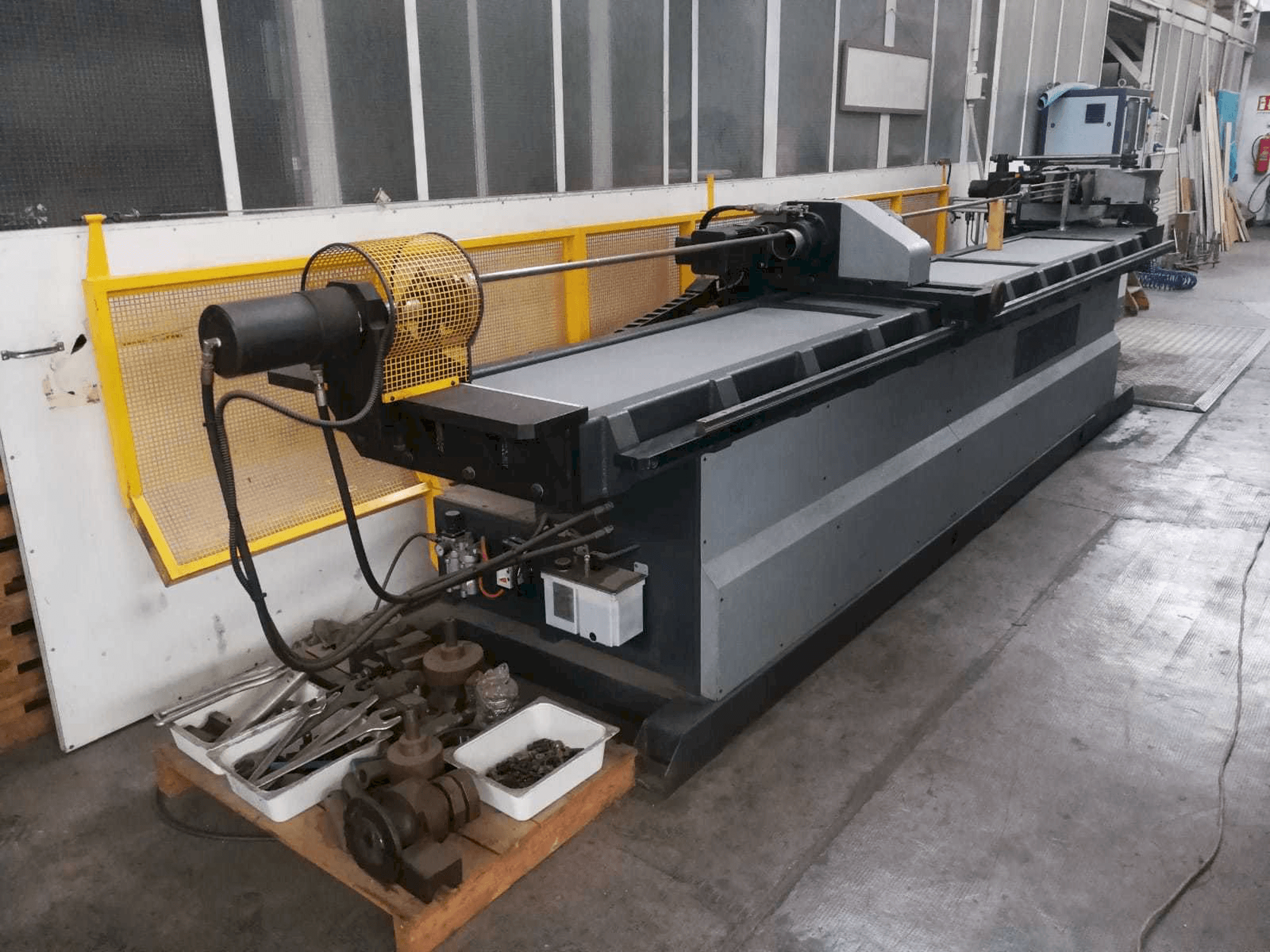 Front view of MACRI EURO 80 CN3PC machine