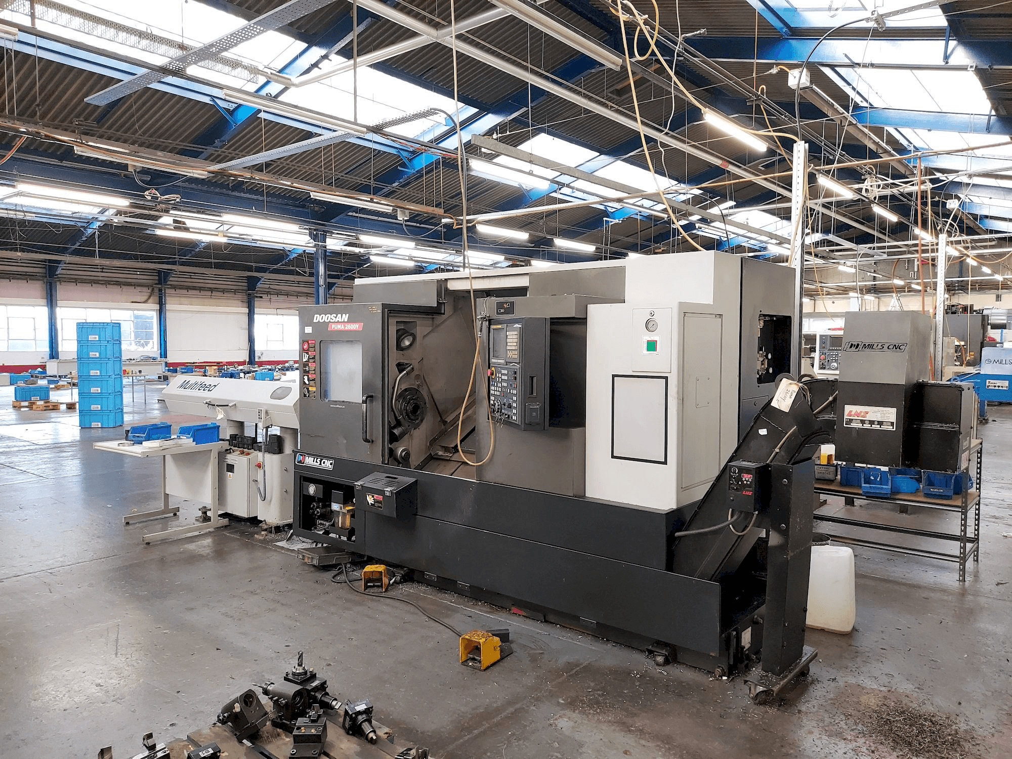 Front view of Doosan Puma 2600Y machine