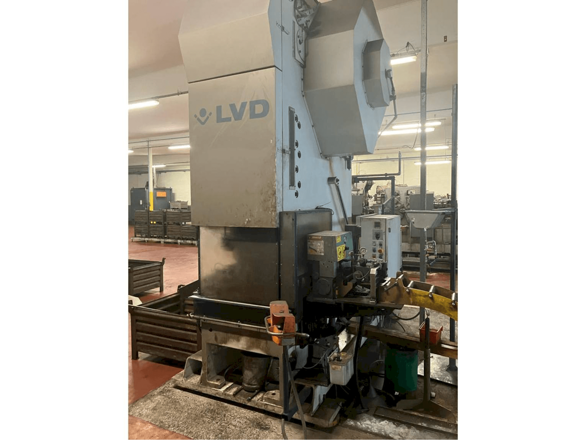 Front view of LVD DVDF 160T machine