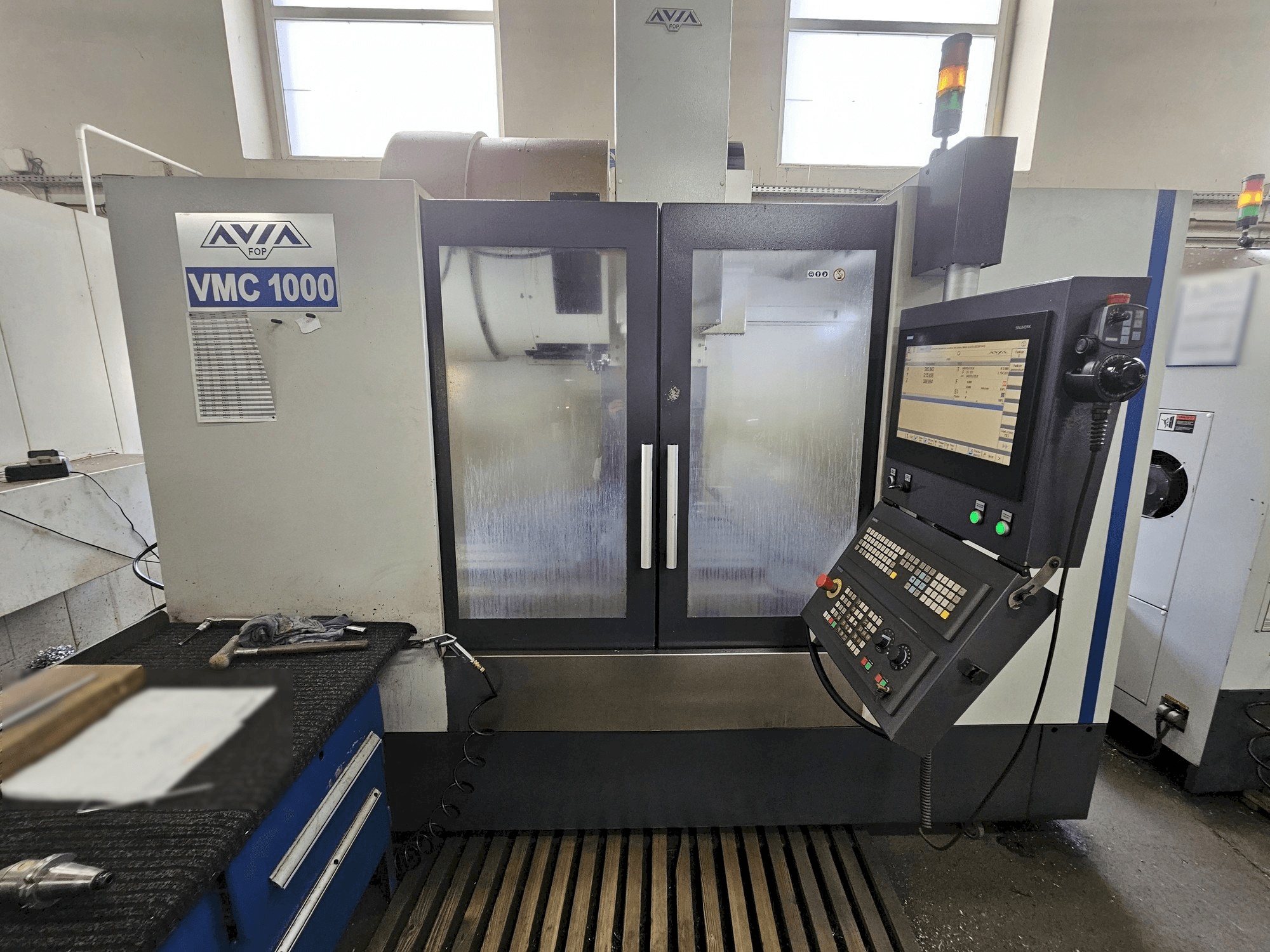 Front view of Avia VMC 1000 machine
