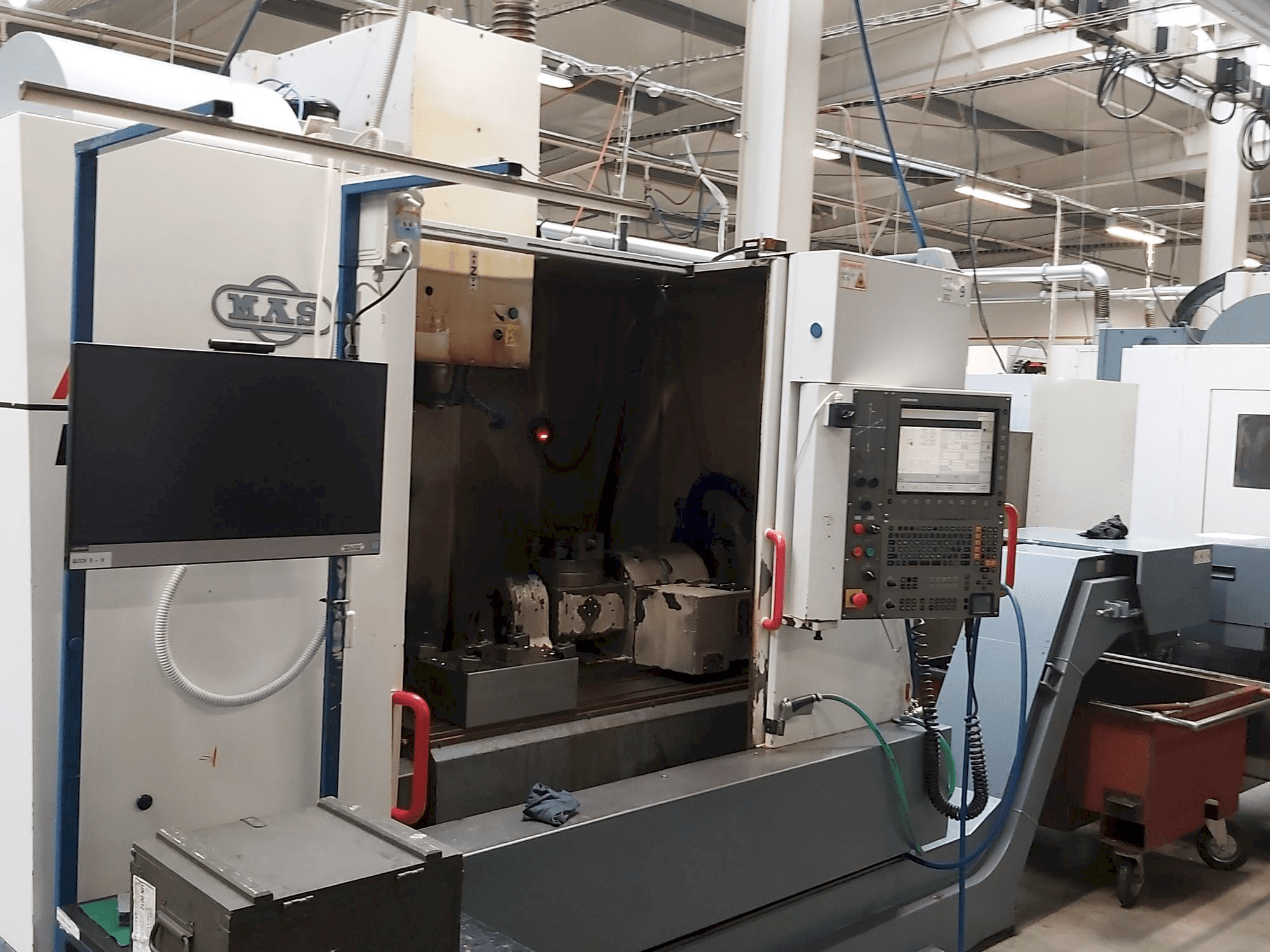 Left side view of KOVOSVIT MAS MCV 1016 Quick machine