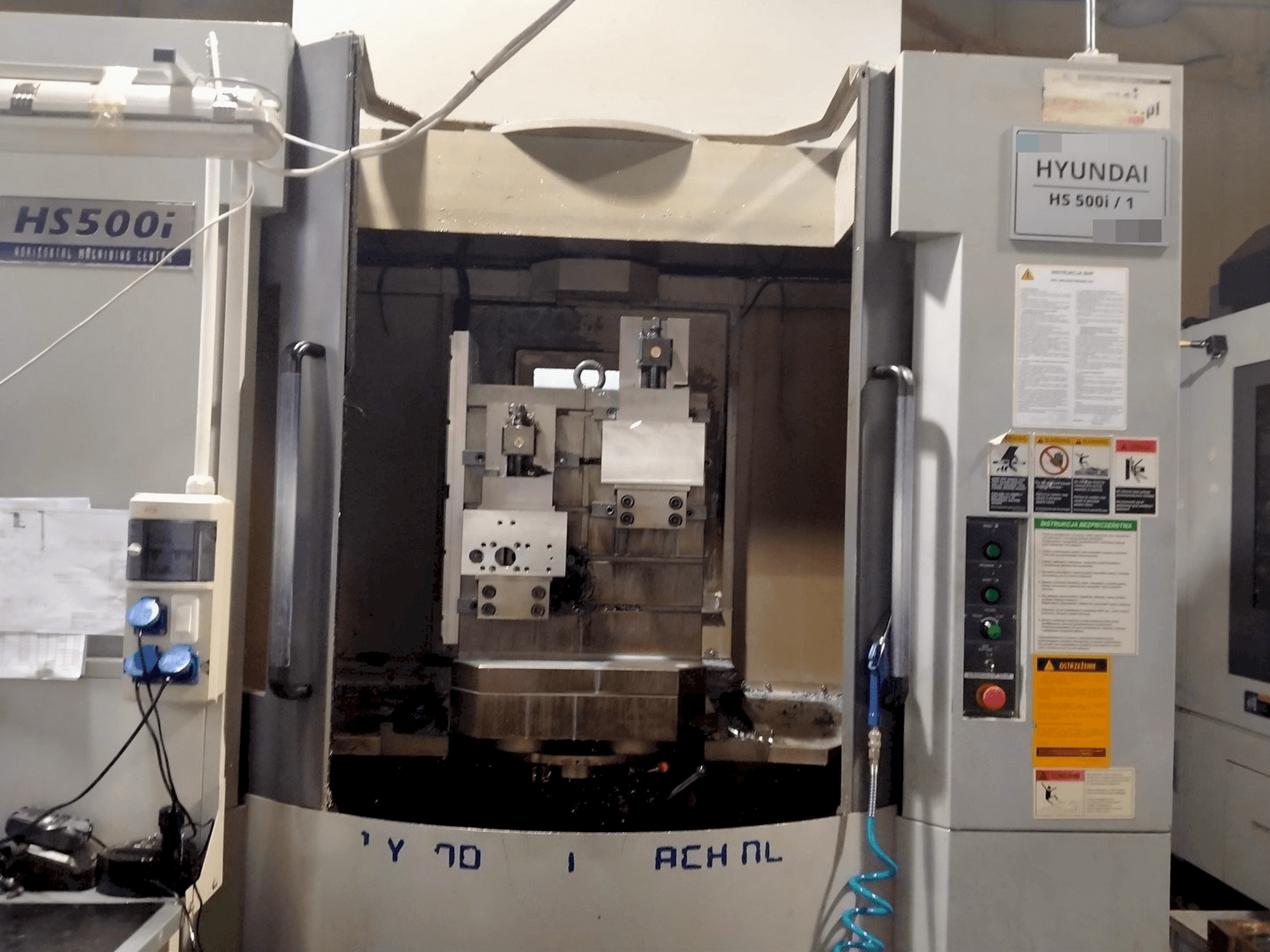 Front view of Hyundai Kia HS500i machine