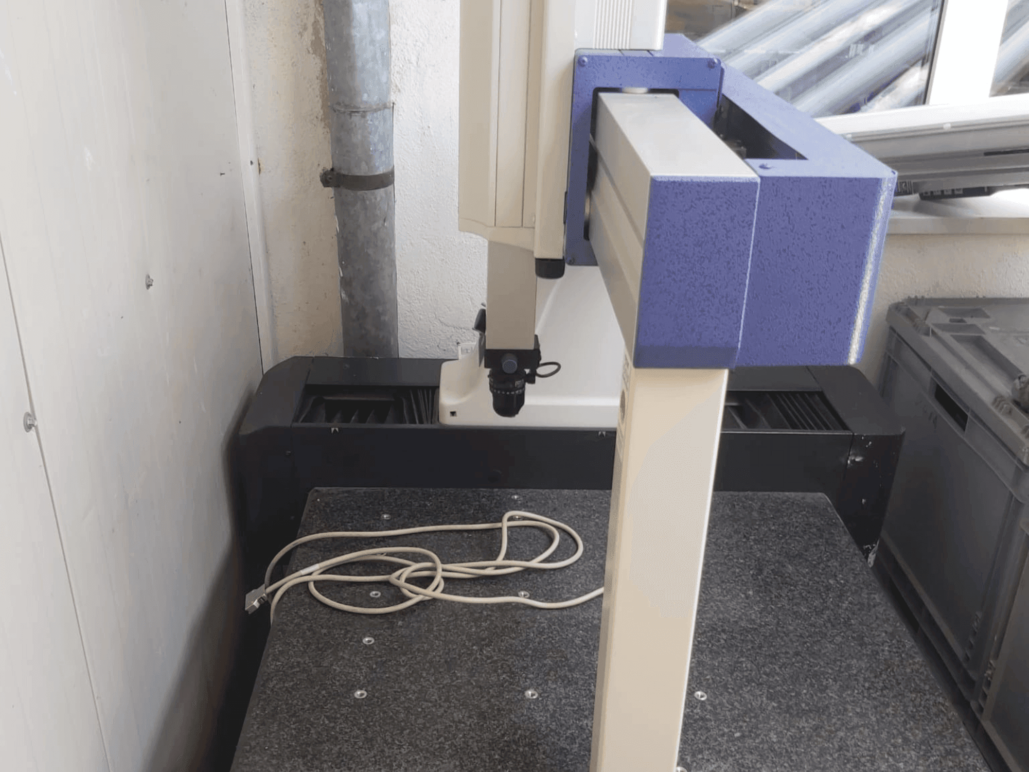 Front view of Mitutoyo Crysta-Plus M443 machine