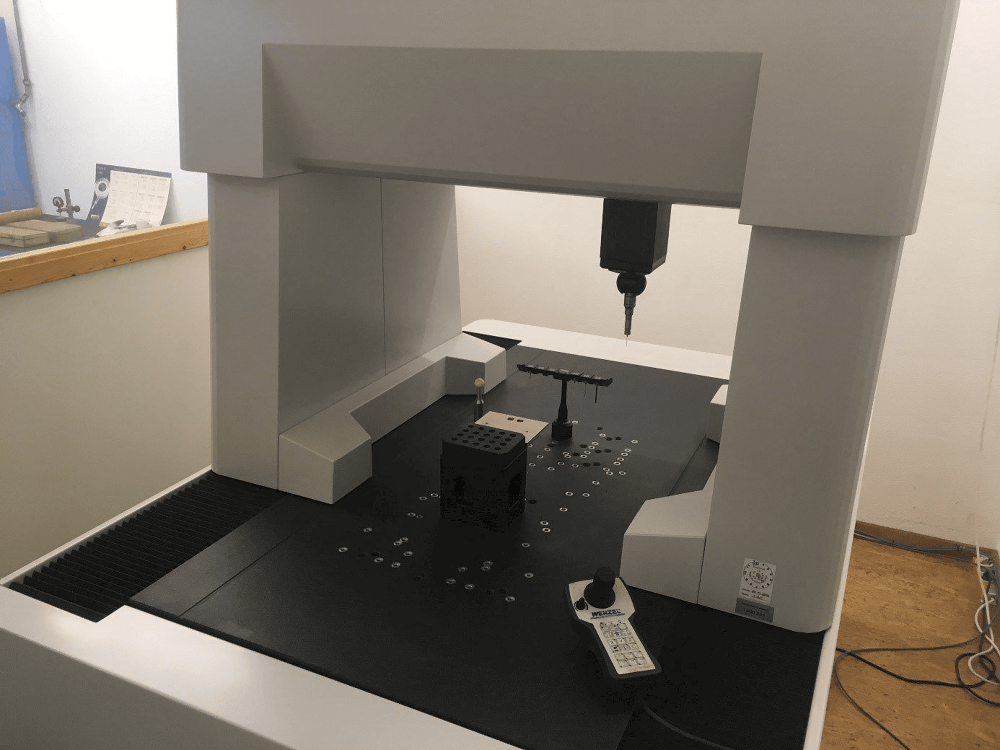 Front view of EROWA PreSet Qi machine