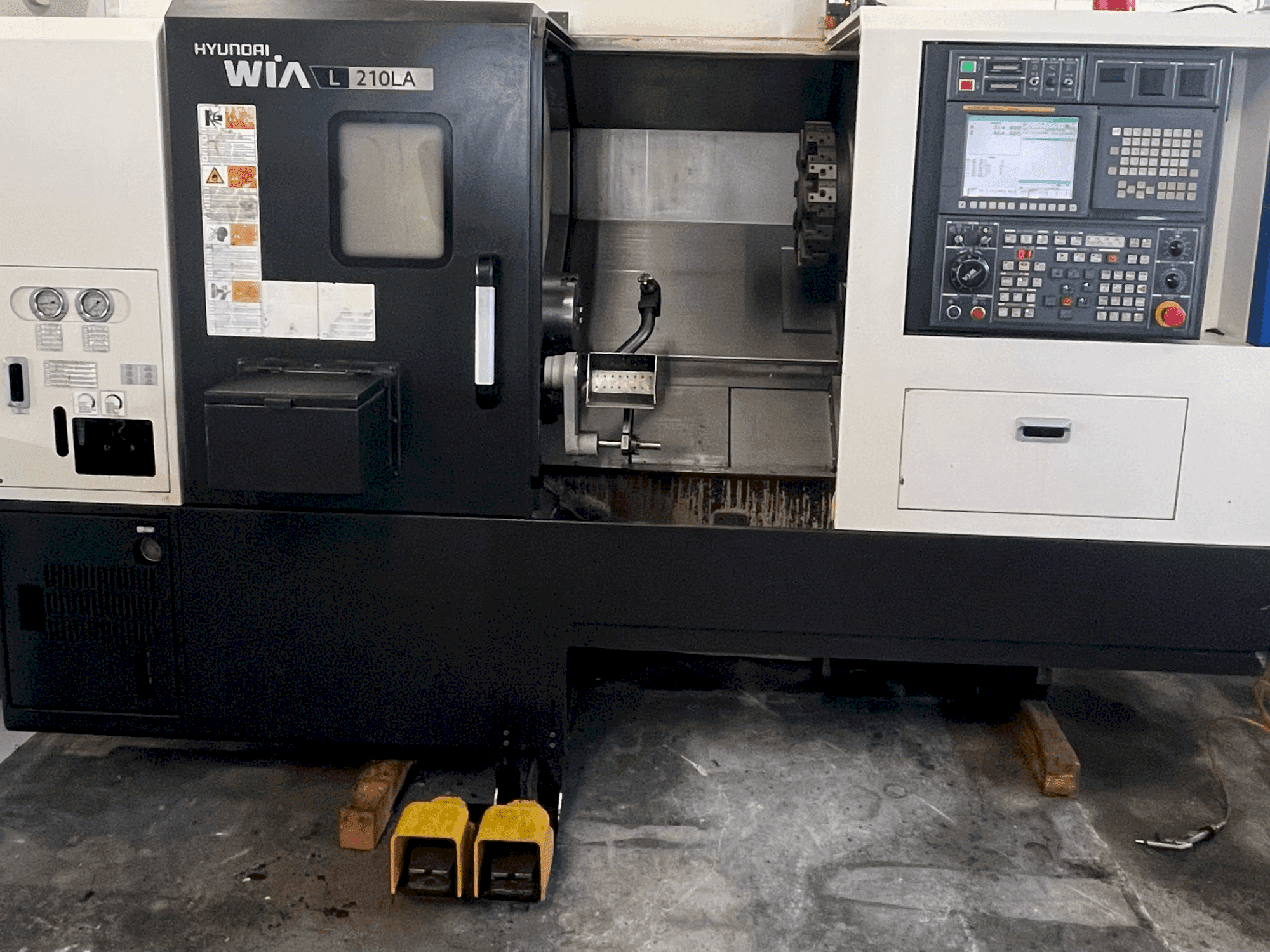 Front view of HYUNDAI KIA L 210LA machine