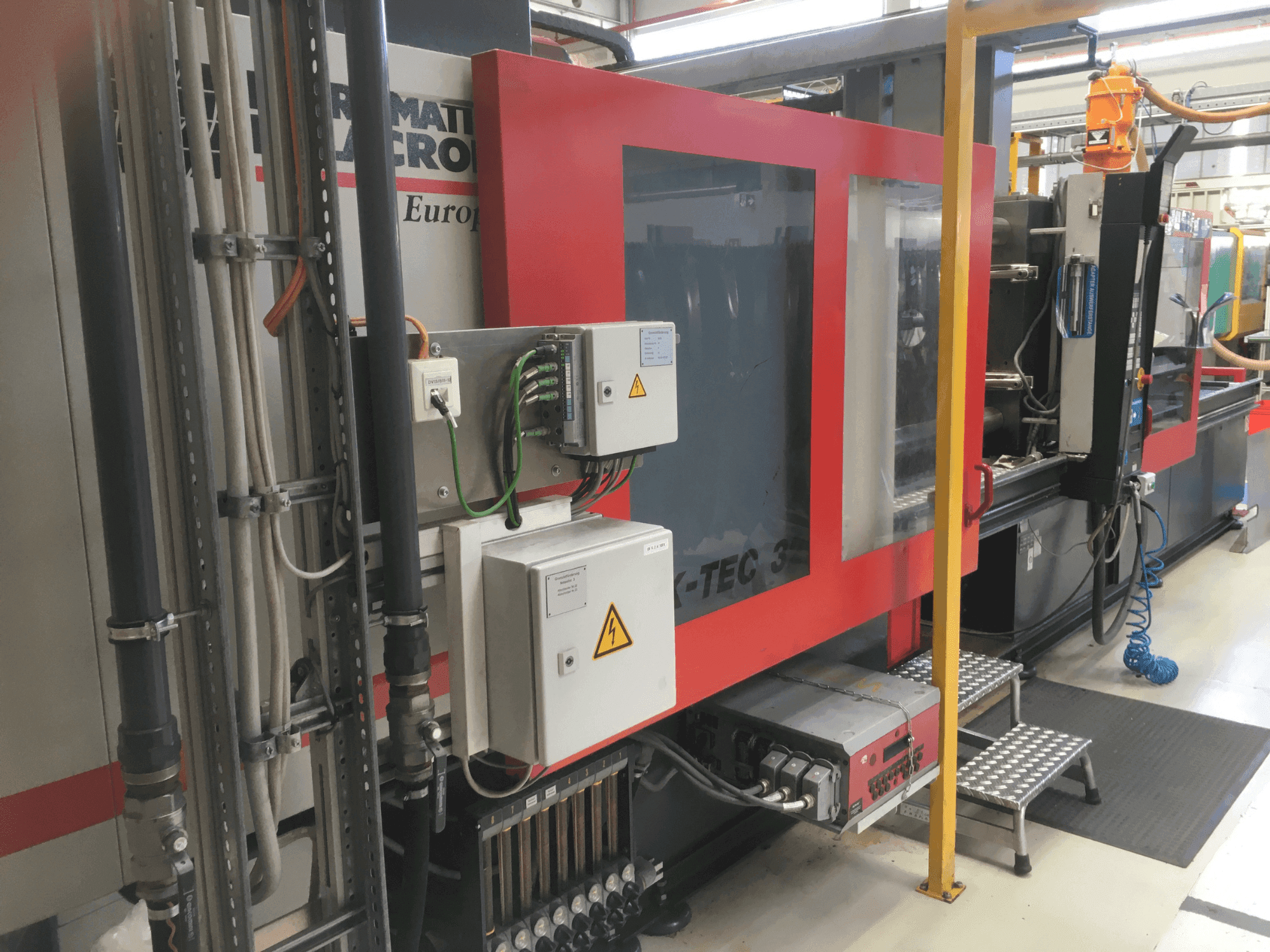 Front view of FERROMATIK K-TEC 320 S machine