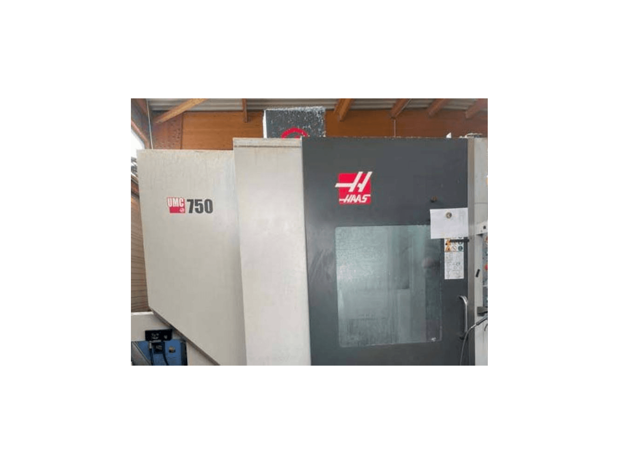 Front view of HAAS UMC 750 S machine