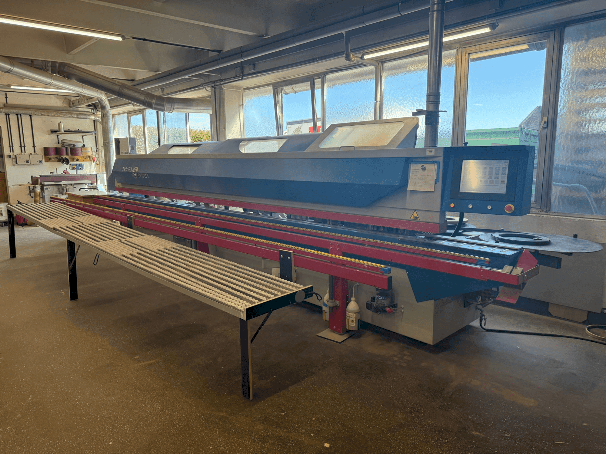 Front view of OTT TWISTER machine