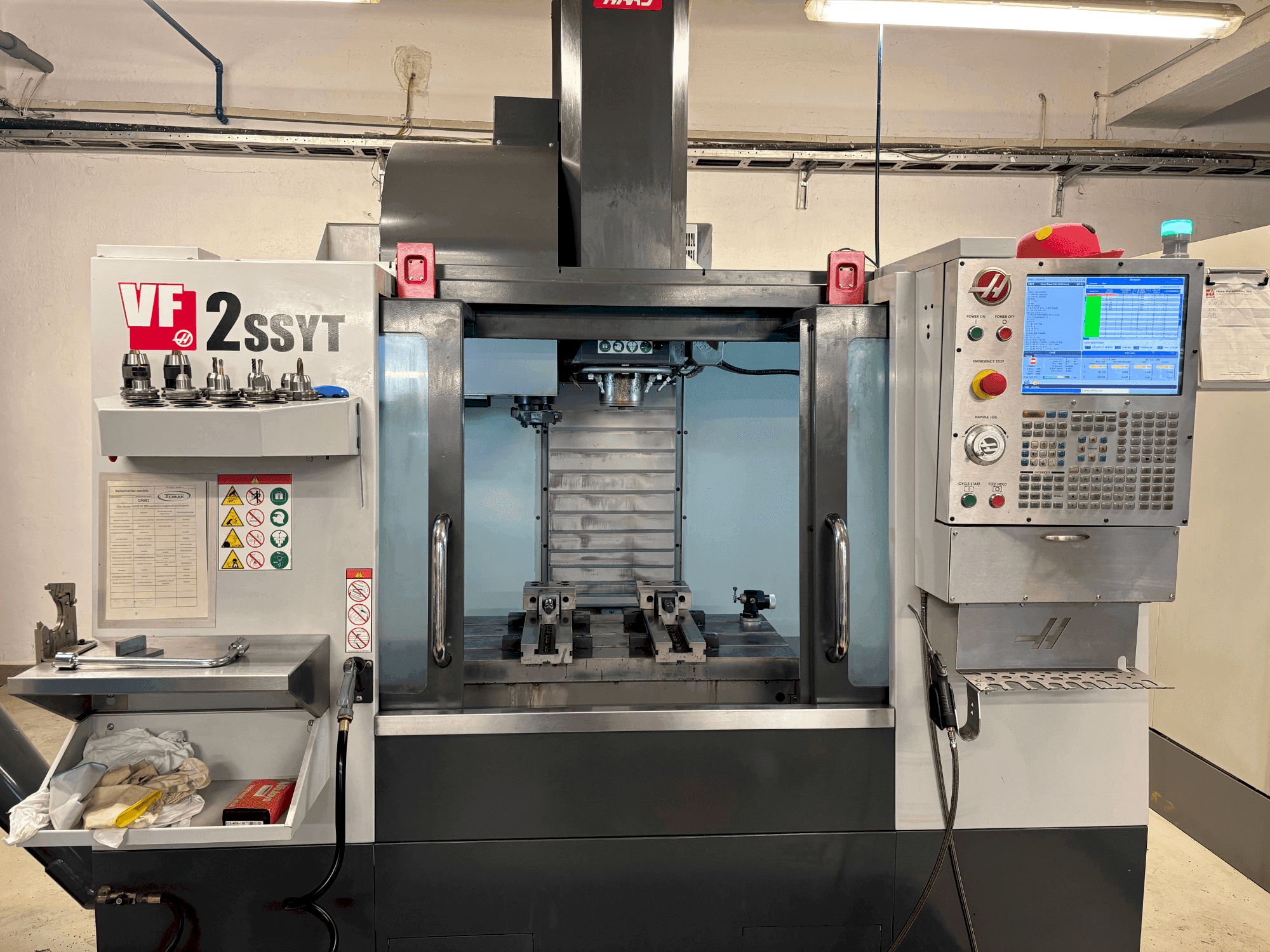 Front view of HAAS HAAS VF-2SSYT machine