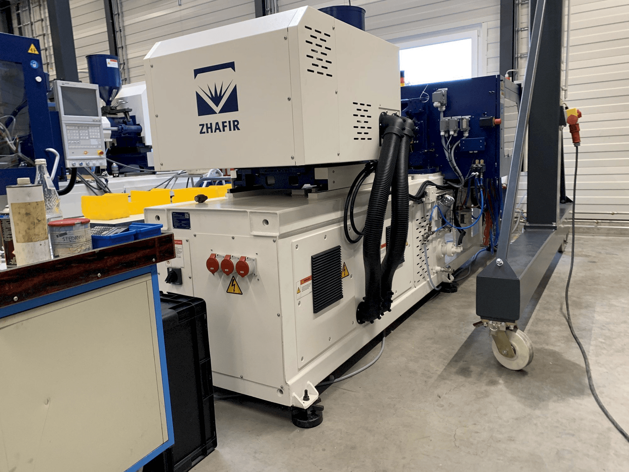 Left side view of ZHAFIR ZERES 600 Haitian machine