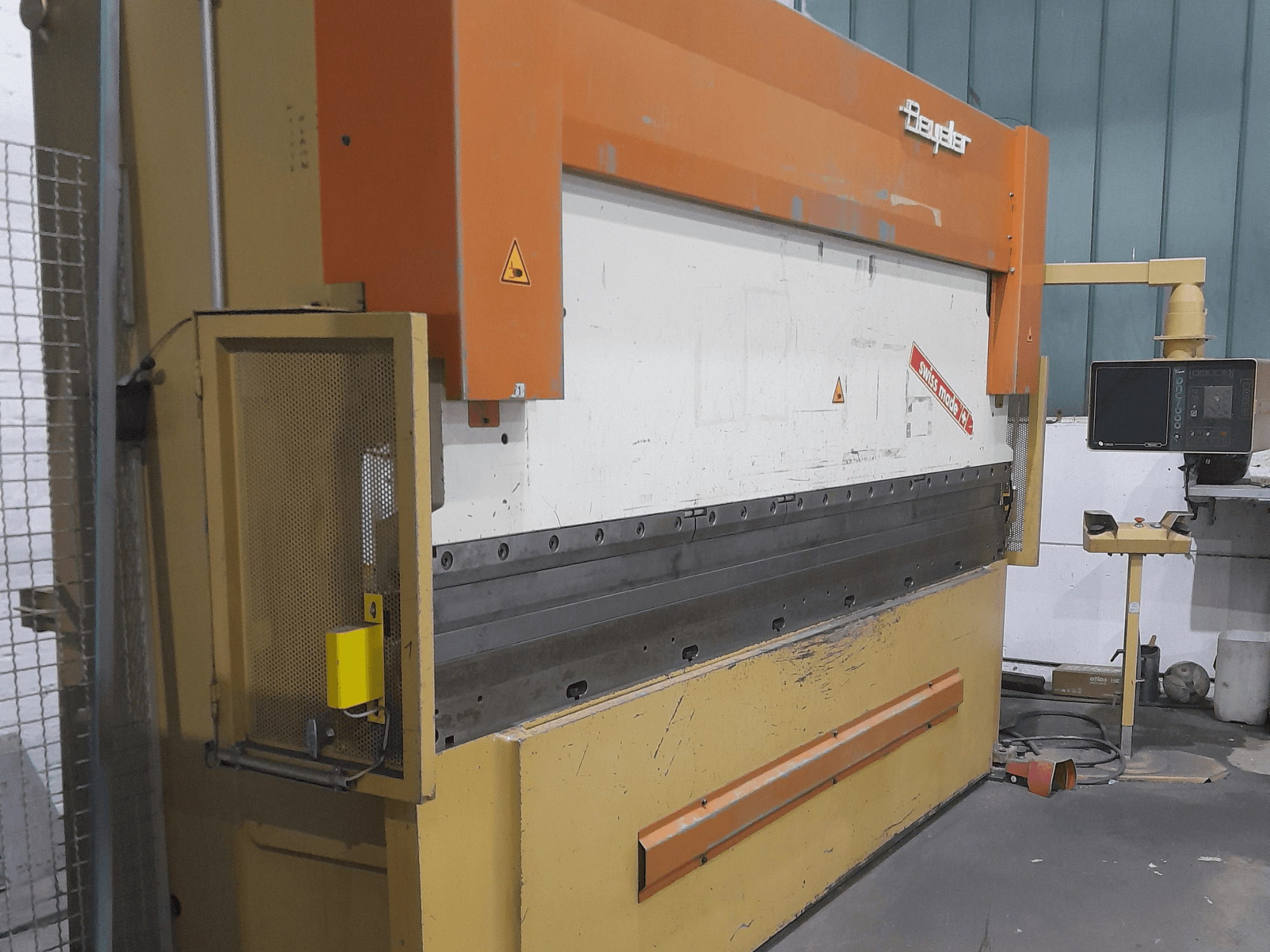BEYELER RT125x3600 press brake in side view, featuring control panel and safety guard, ideal for metal bending tasks.
