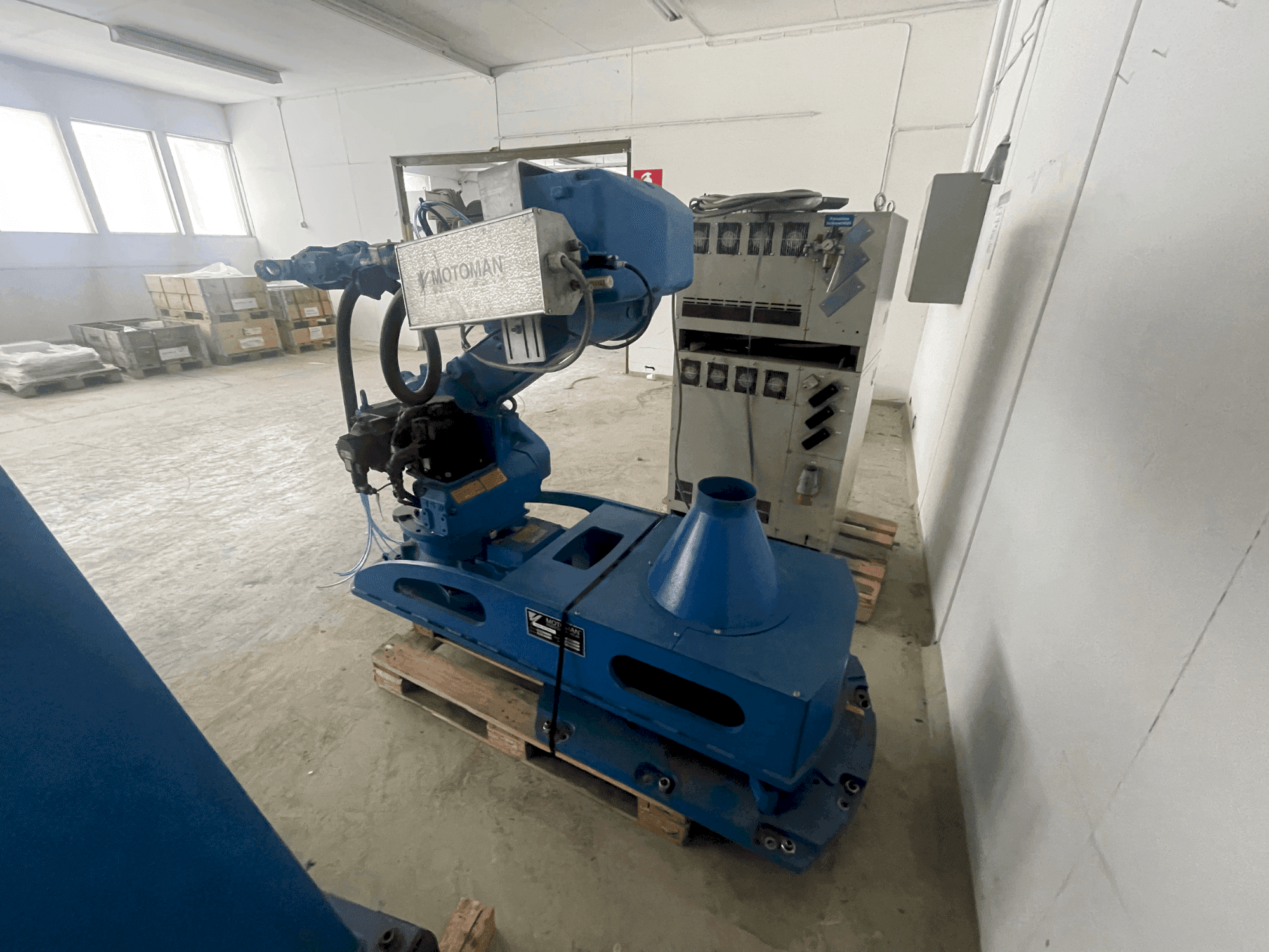 Front view of MOTOMAN VST 600 SX machine