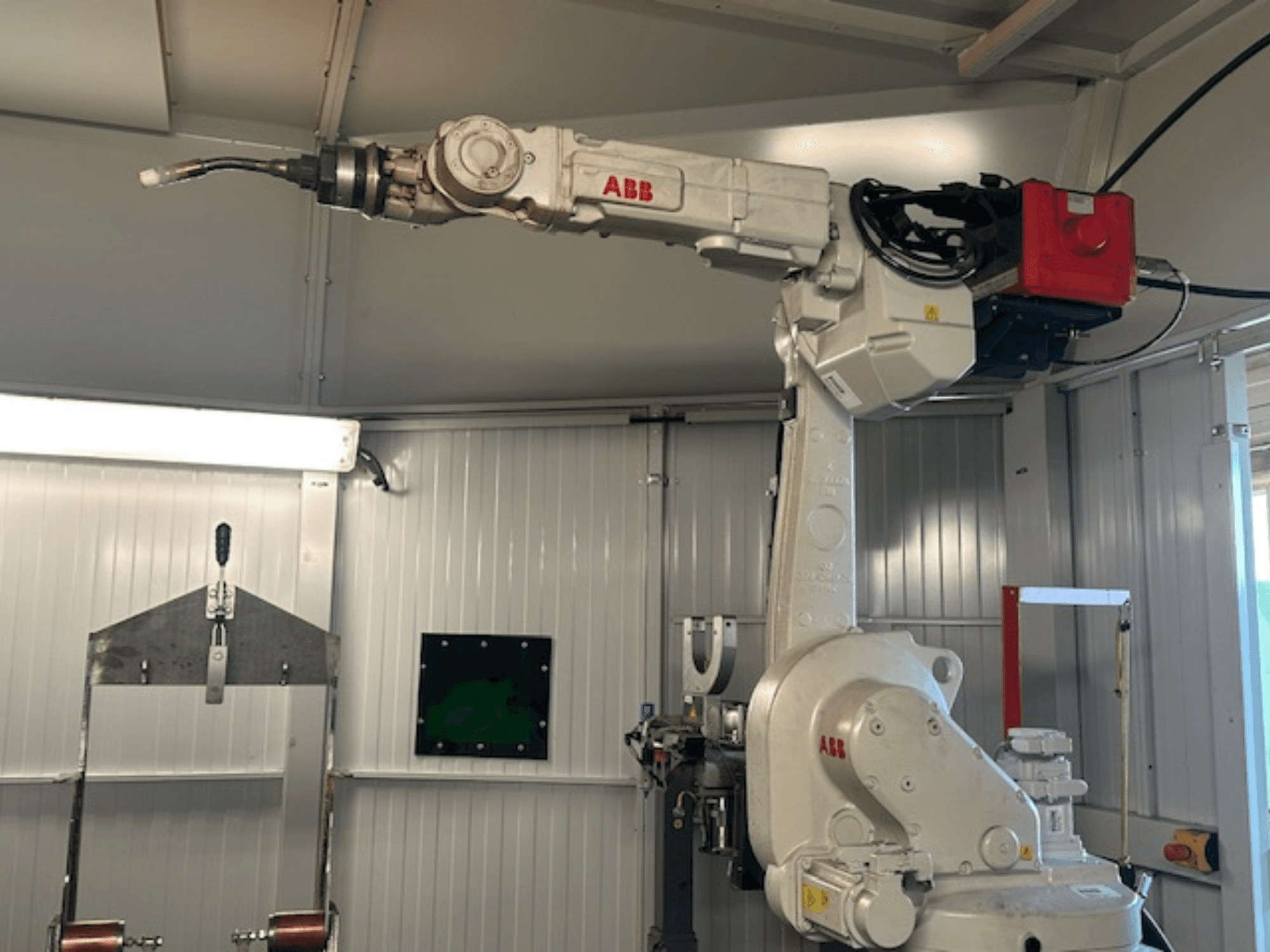 ABB Schweißroboter Flex Arc – side view of robotic arm with welding tool, showcasing details like control panel and cables.