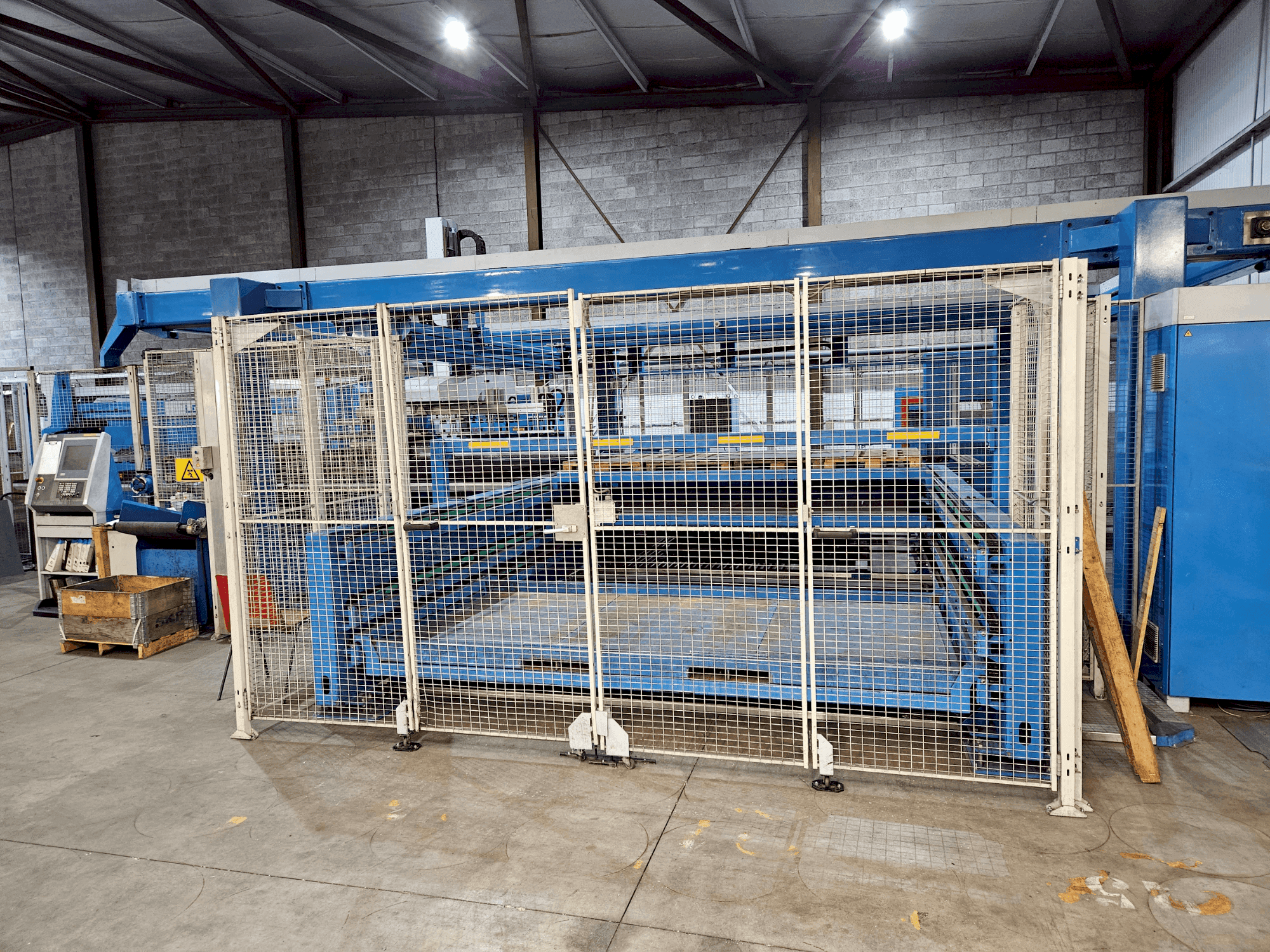 Front view of Finn-Power LSR6/LC6 machine