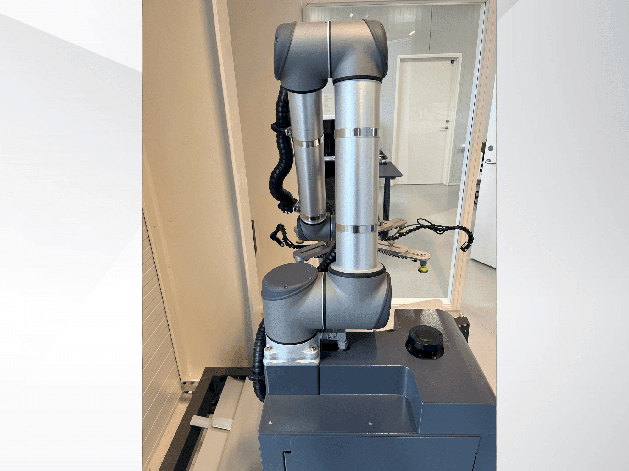 Front view of Universal Robots UR10 machine