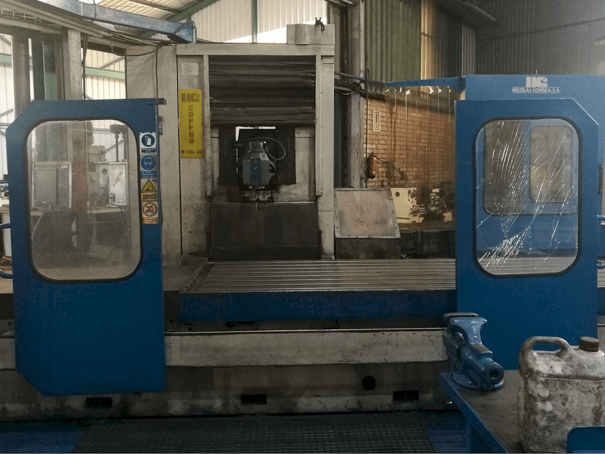 Front view of Correa A25-25 Machine