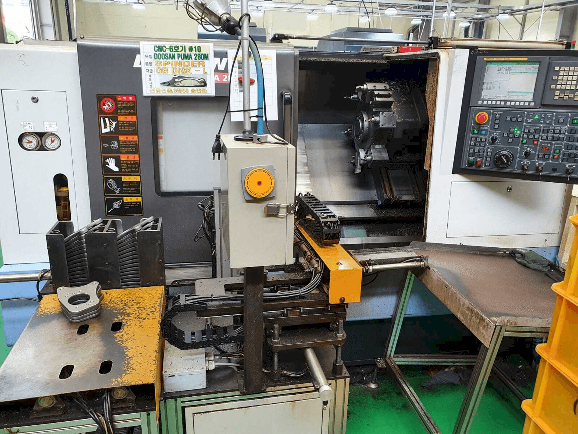 Front view of Doosan Puma 280M machine