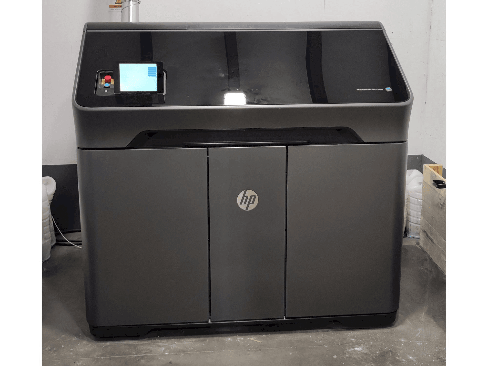 Front view of HP MJF 580 machine