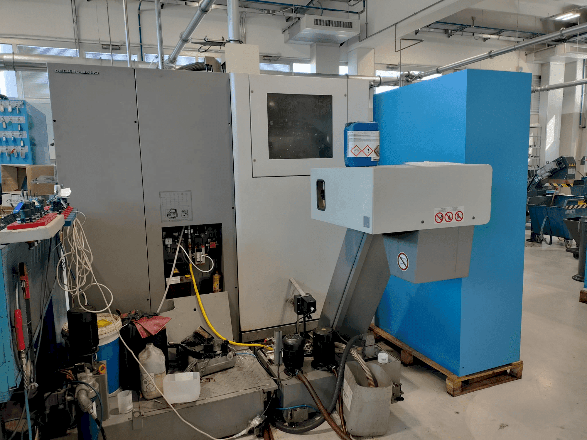 Front view of DMG DECKEL MAHO DMC 635V machine