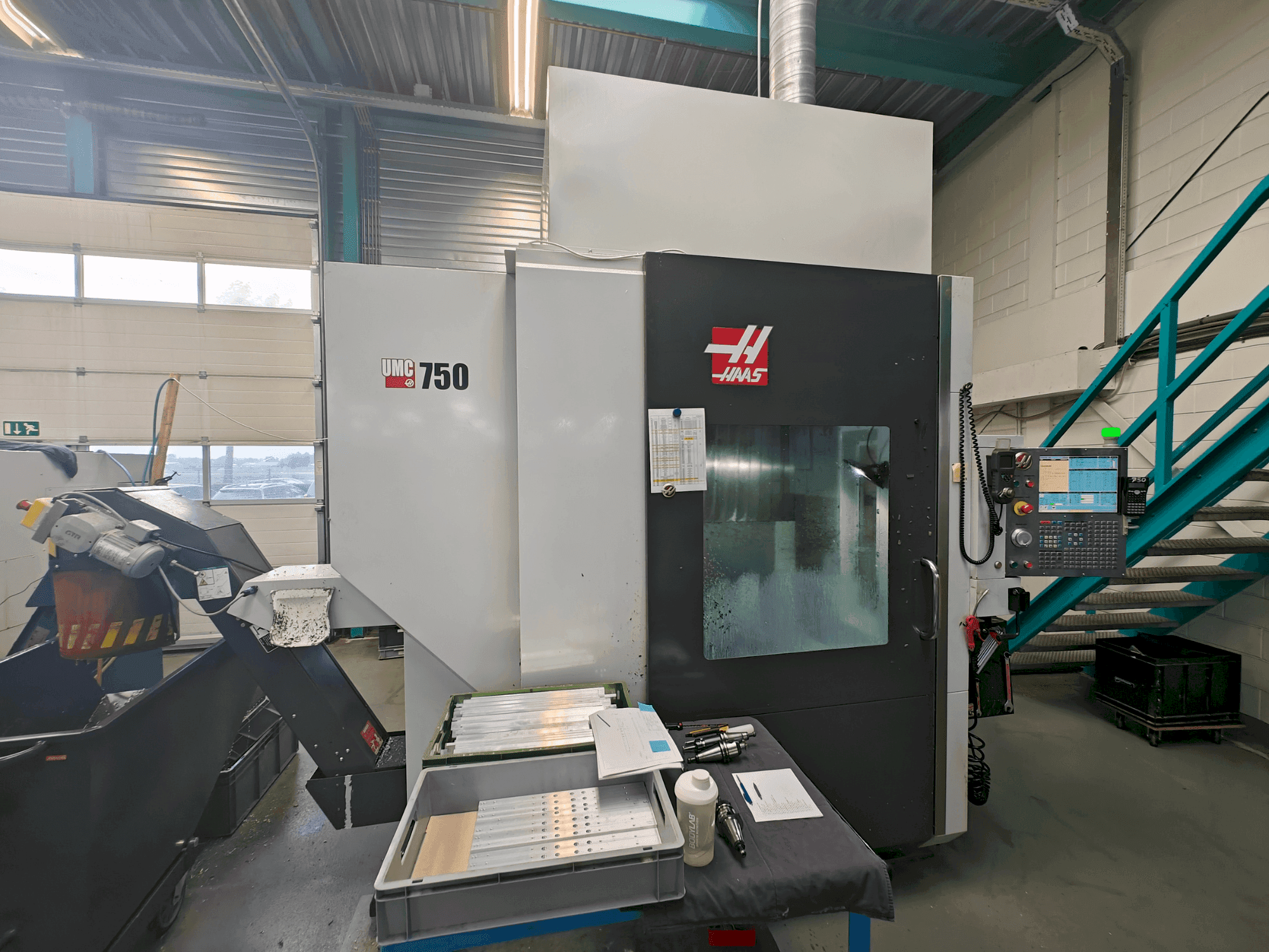 Front view of HAAS UMC-750 machine