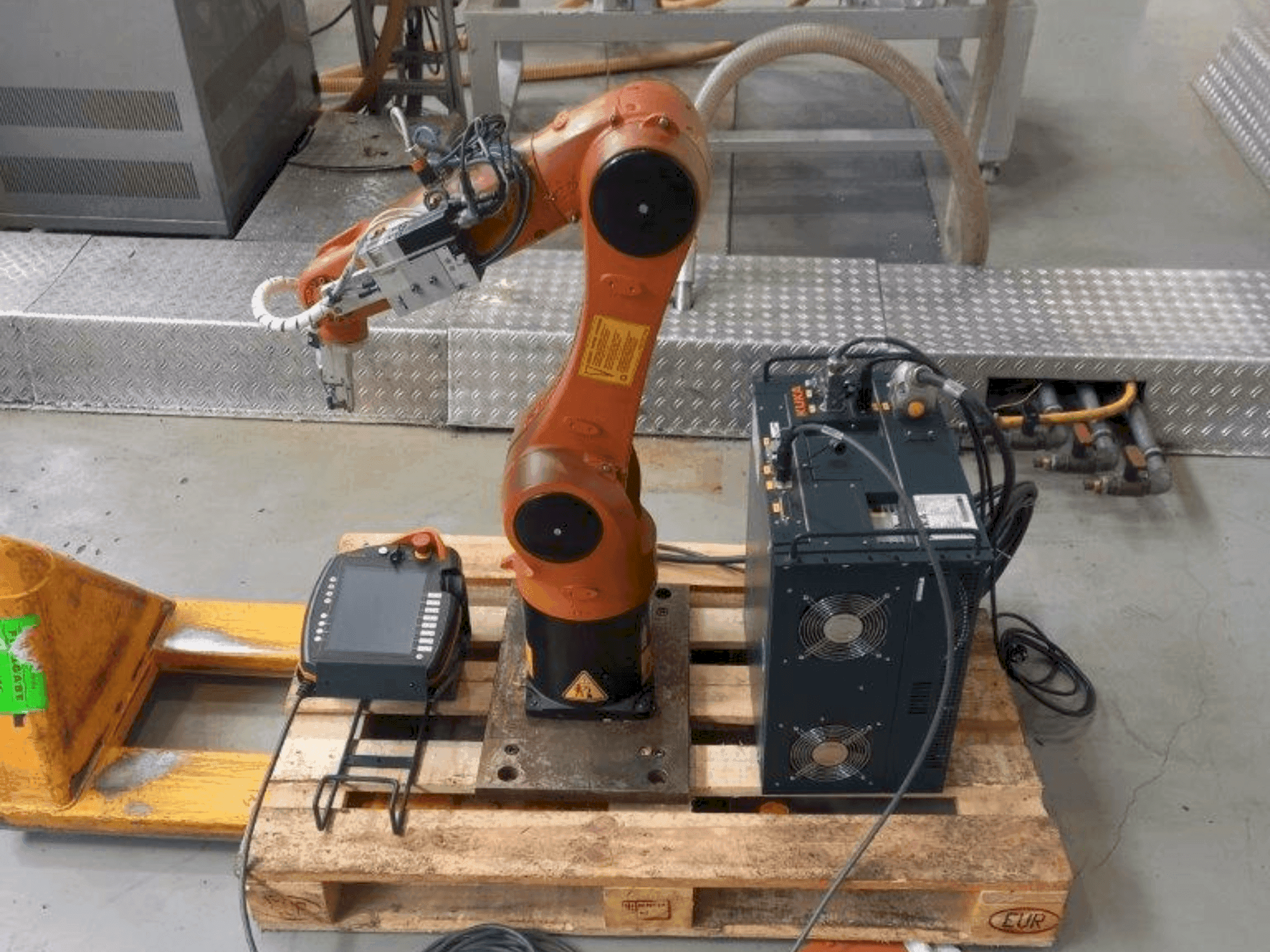 Front view of KUKA KR 6 R900 sixx machine